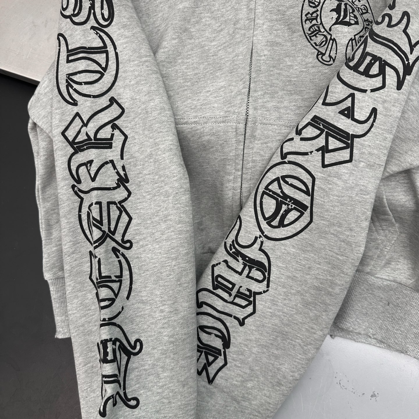 克罗心 ｜ 新款卫衣开衫，成衣洗水喷色吊磨工艺加多处印花，休闲时尚款式，尺码sml