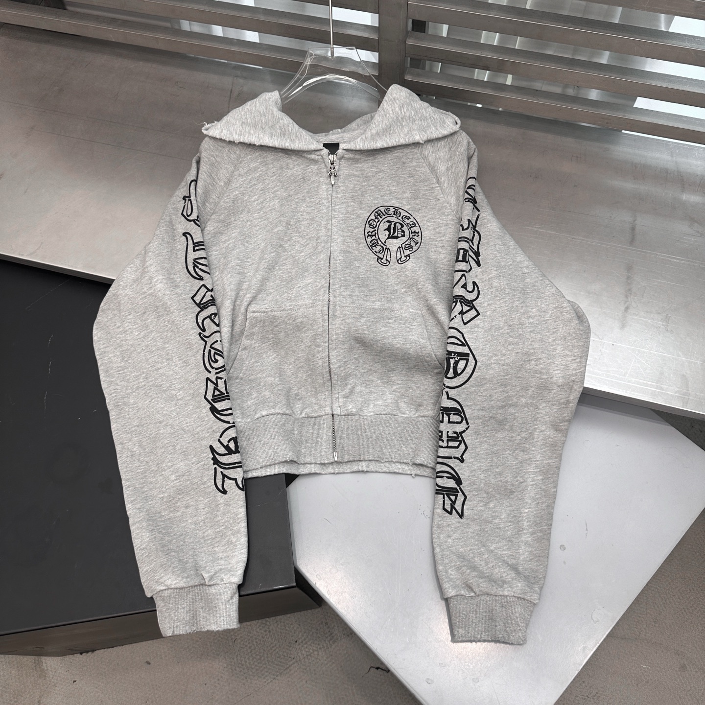 克罗心 ｜ 新款卫衣开衫，成衣洗水喷色吊磨工艺加多处印花，休闲时尚款式，尺码sml