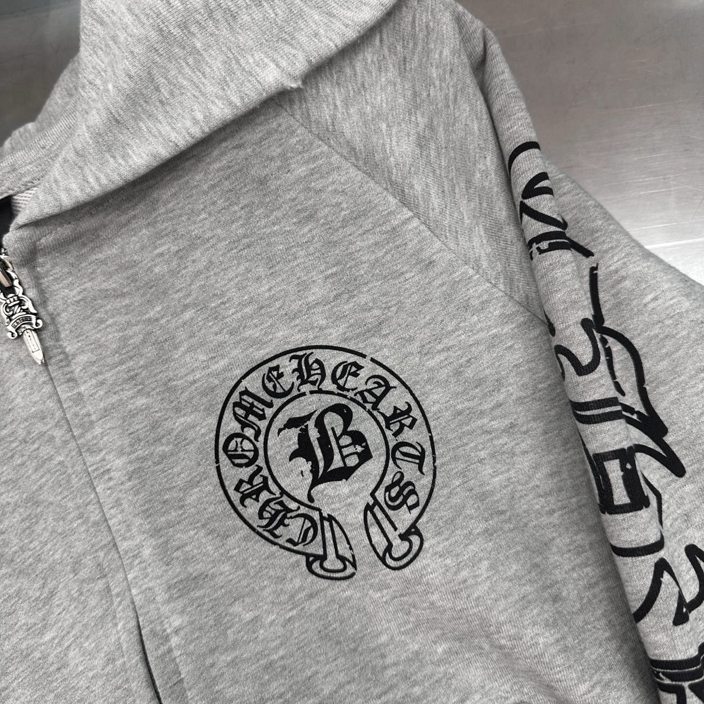 克罗心 ｜ 新款卫衣开衫，成衣洗水喷色吊磨工艺加多处印花，休闲时尚款式，尺码sml