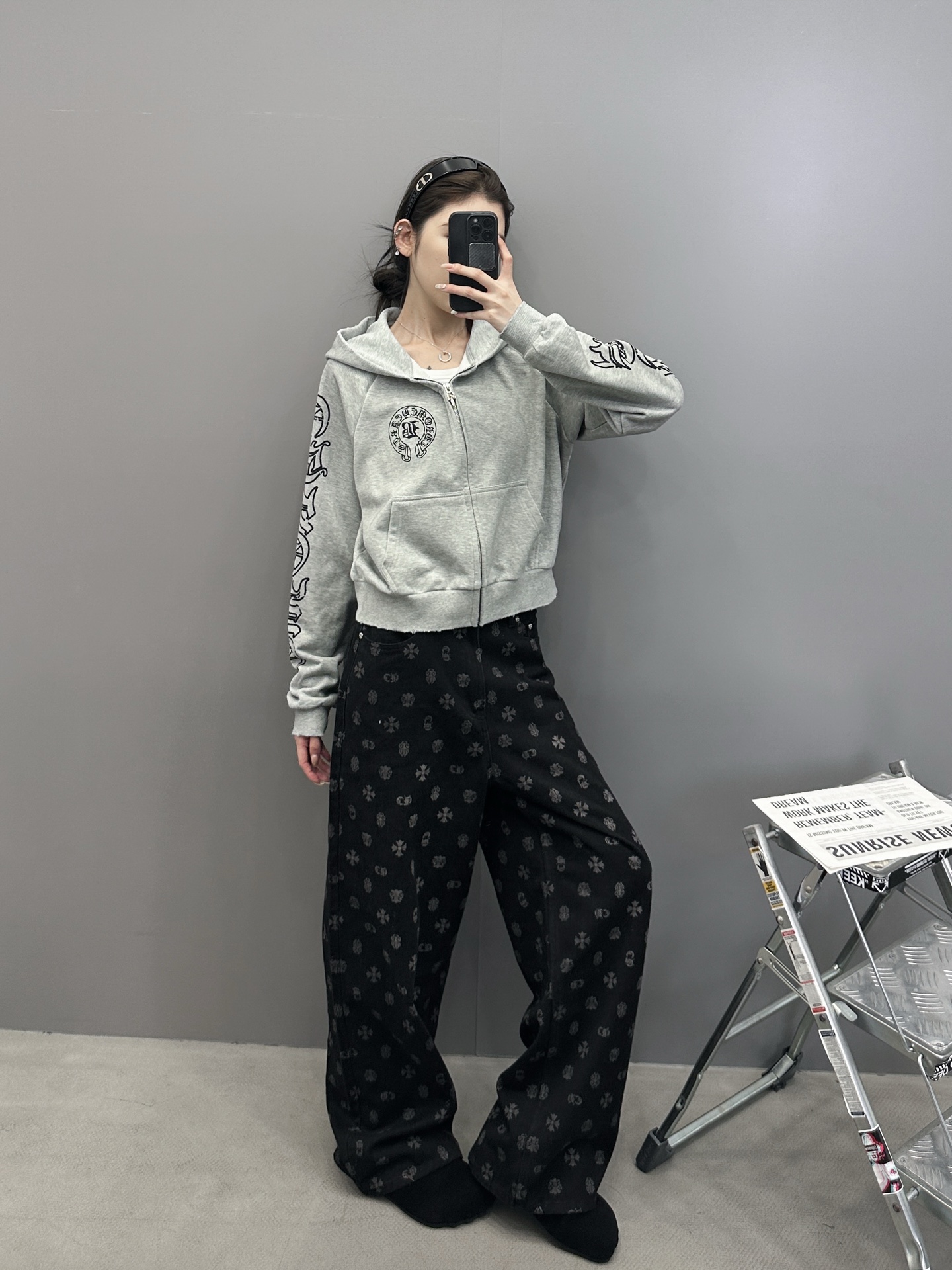 克罗心 ｜ 新款卫衣开衫，成衣洗水喷色吊磨工艺加多处印花，休闲时尚款式，尺码sml