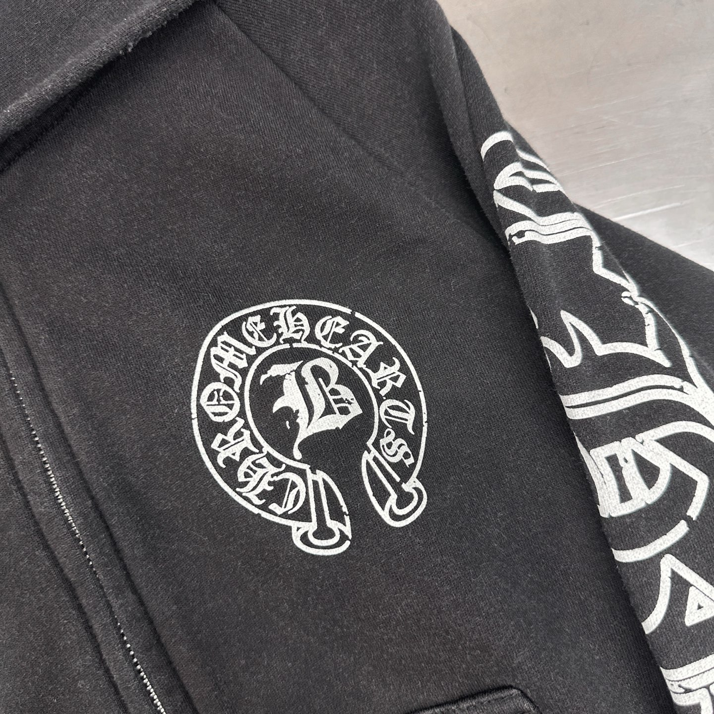 克罗心 ｜ 新款卫衣开衫，成衣洗水喷色吊磨工艺加多处印花，休闲时尚款式，尺码sml