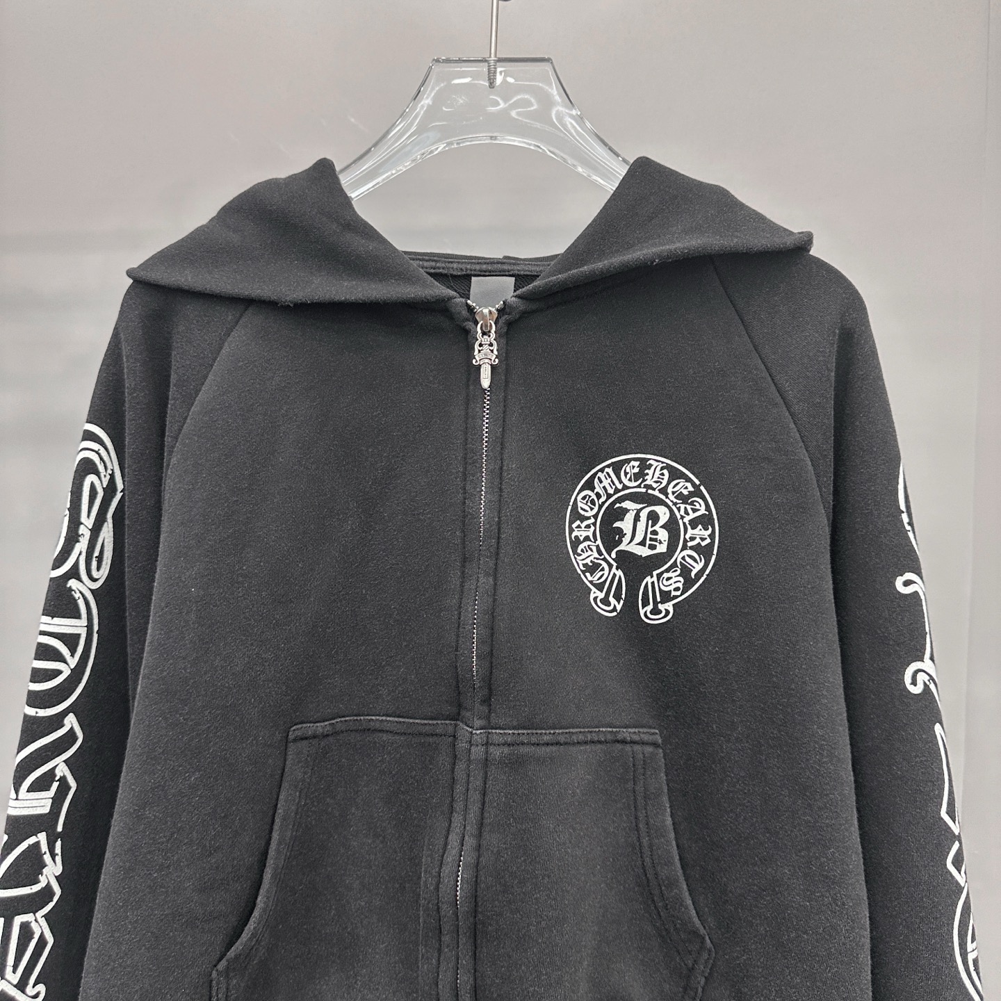 克罗心 ｜ 新款卫衣开衫，成衣洗水喷色吊磨工艺加多处印花，休闲时尚款式，尺码sml