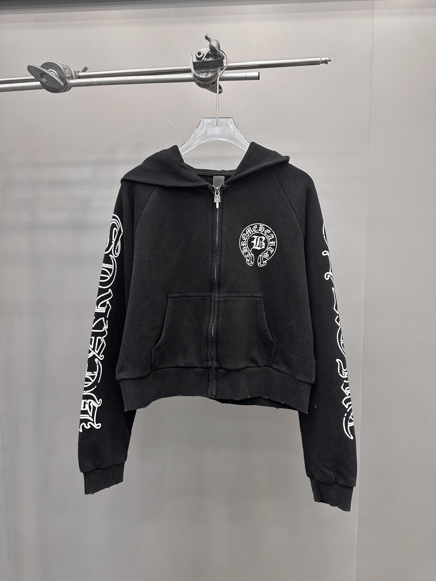 克罗心 ｜ 新款卫衣开衫，成衣洗水喷色吊磨工艺加多处印花，休闲时尚款式，尺码sml