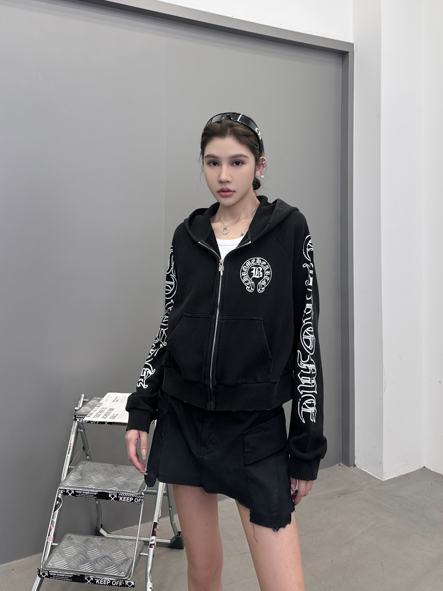 克罗心 ｜ 新款卫衣开衫，成衣洗水喷色吊磨工艺加多处印花，休闲时尚款式，尺码sml