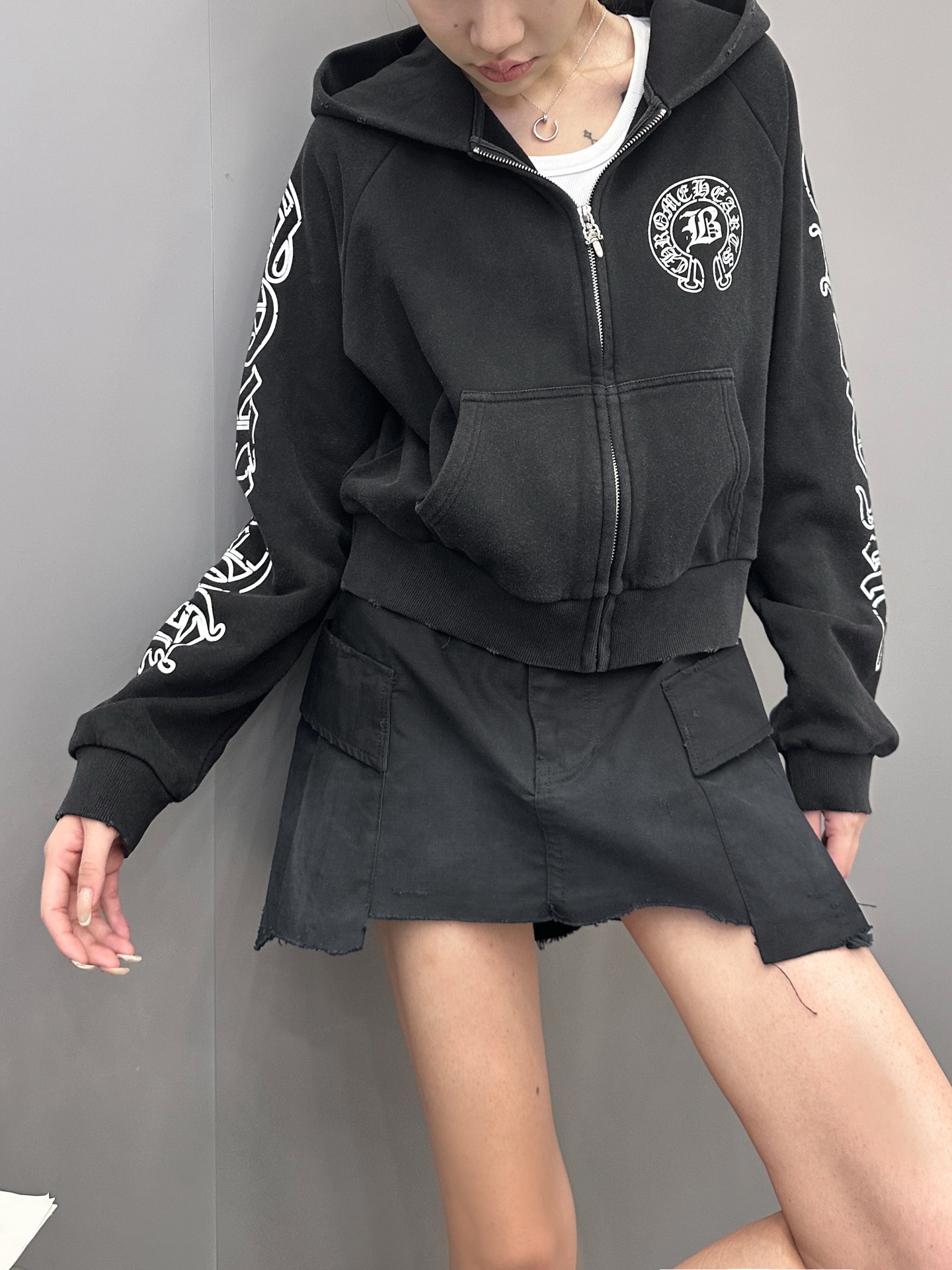 克罗心 ｜ 新款卫衣开衫，成衣洗水喷色吊磨工艺加多处印花，休闲时尚款式，尺码sml