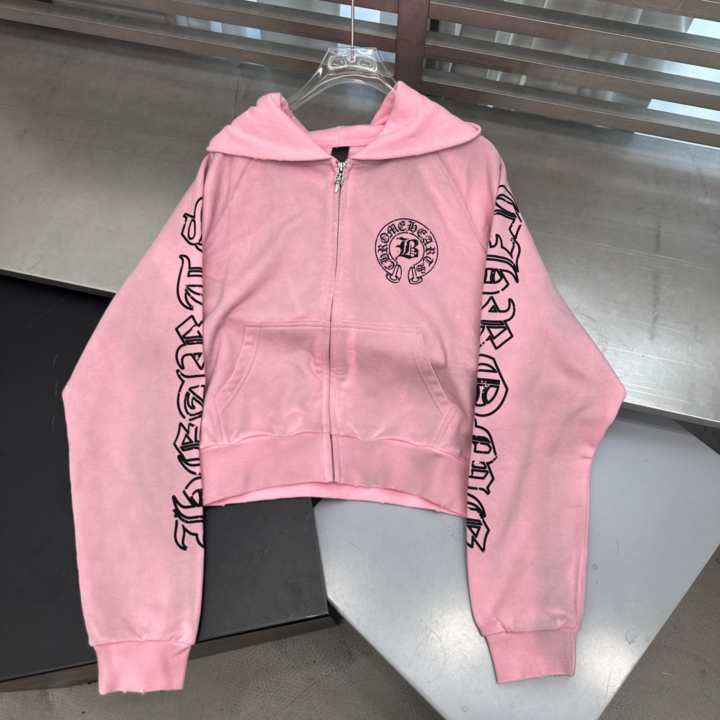 克罗心 ｜ 新款卫衣开衫，成衣洗水喷色吊磨工艺加多处印花，休闲时尚款式，尺码sml