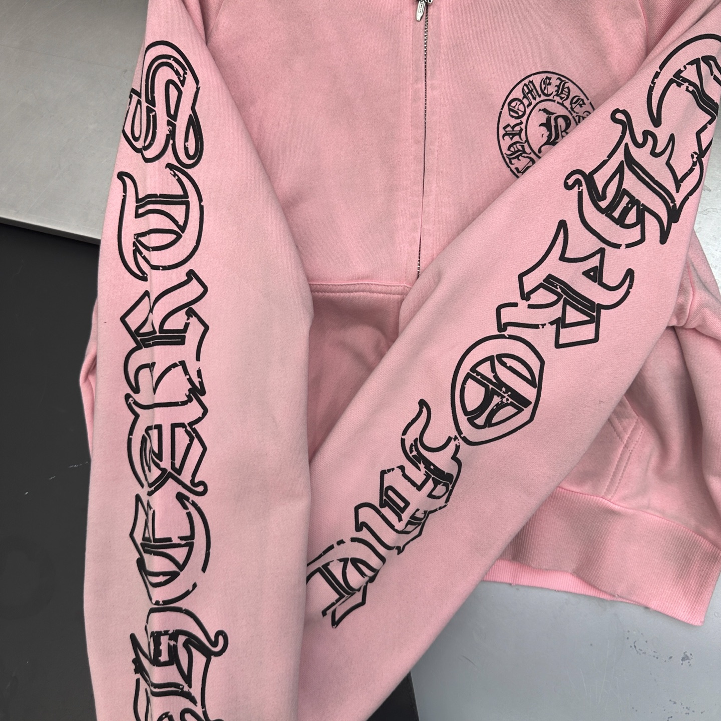 克罗心 ｜ 新款卫衣开衫，成衣洗水喷色吊磨工艺加多处印花，休闲时尚款式，尺码sml