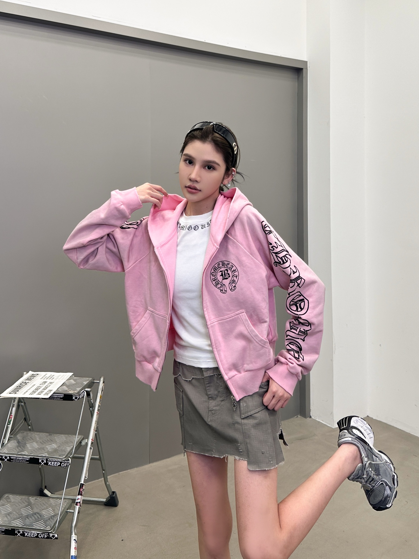 克罗心 ｜ 新款卫衣开衫，成衣洗水喷色吊磨工艺加多处印花，休闲时尚款式，尺码sml