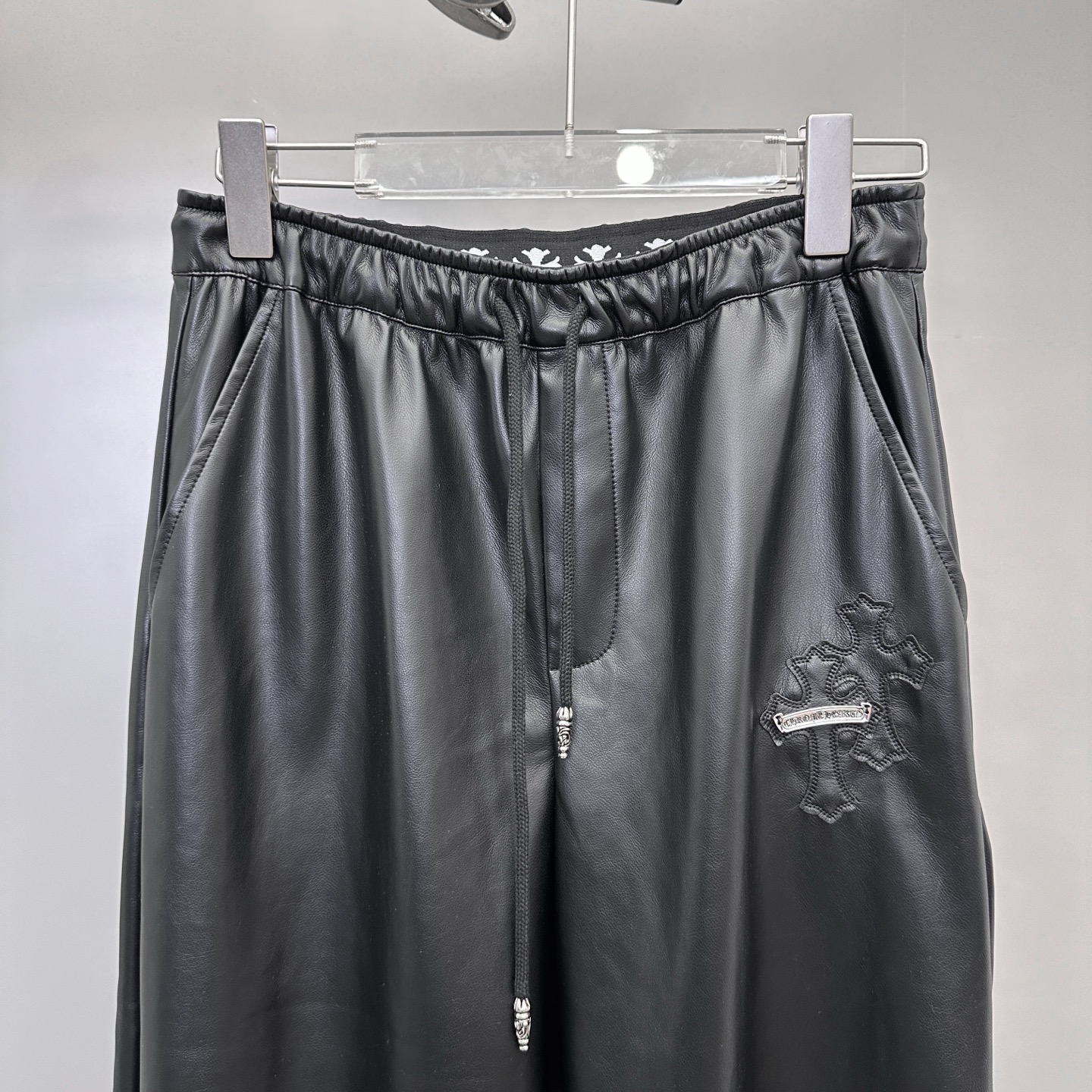 克罗心 ｜ 新款休闲裤，手工车十字标工艺加特殊pu面料，休闲时尚，尺码sml