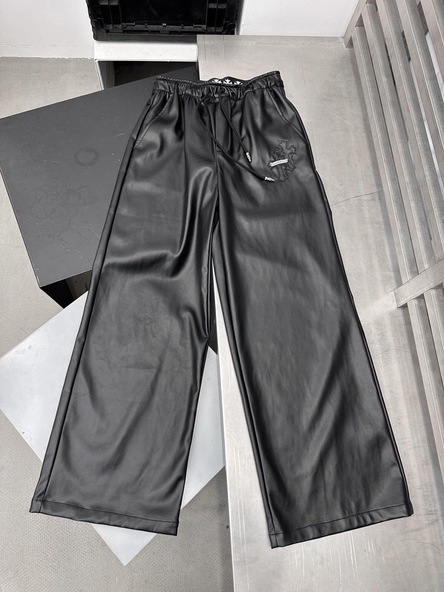 克罗心 ｜ 新款休闲裤，手工车十字标工艺加特殊pu面料，休闲时尚，尺码sml