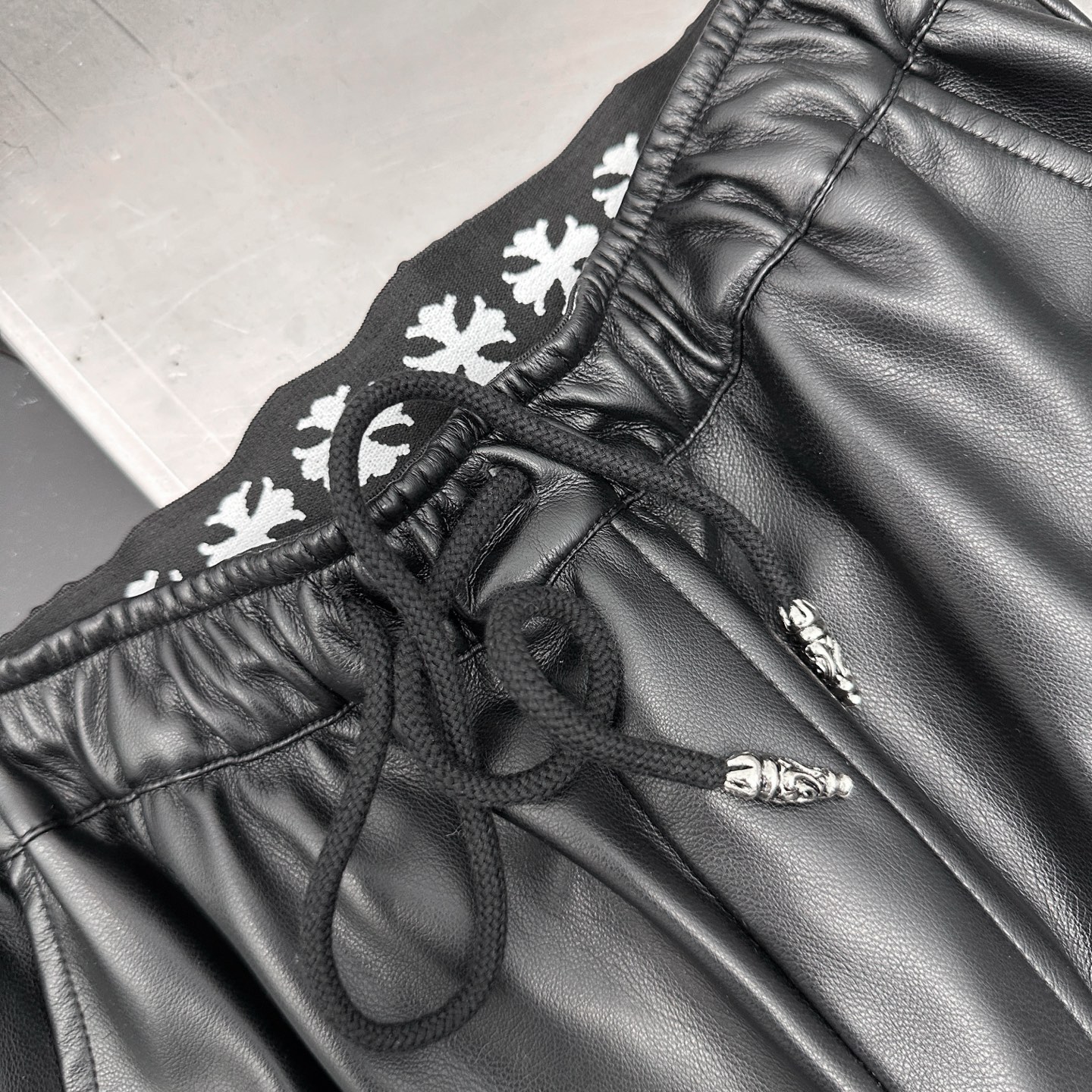 克罗心 ｜ 新款休闲裤，手工车十字标工艺加特殊pu面料，休闲时尚，尺码sml