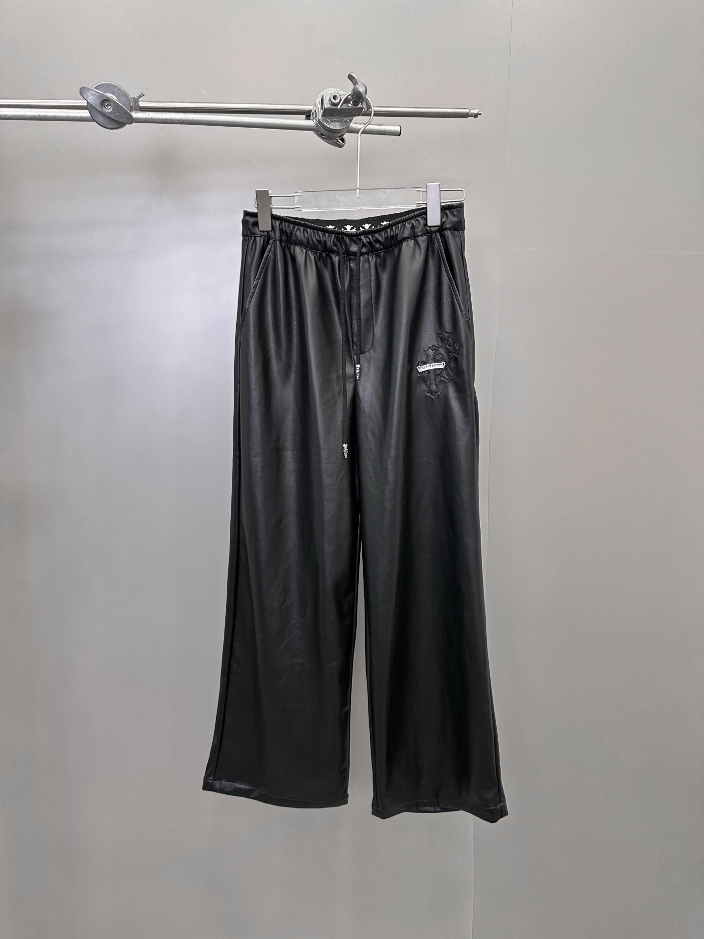 克罗心 ｜ 新款休闲裤，手工车十字标工艺加特殊pu面料，休闲时尚，尺码sml