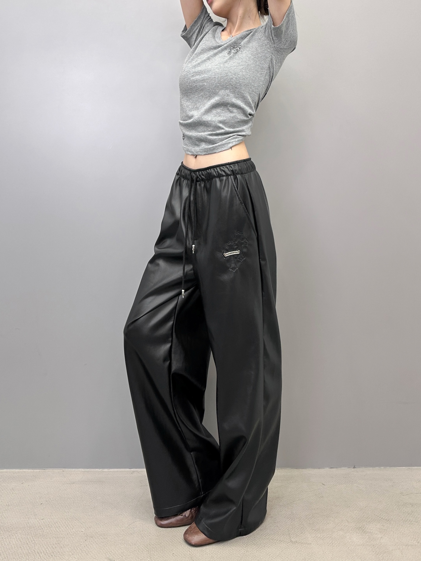 克罗心 ｜ 新款休闲裤，手工车十字标工艺加特殊pu面料，休闲时尚，尺码sml