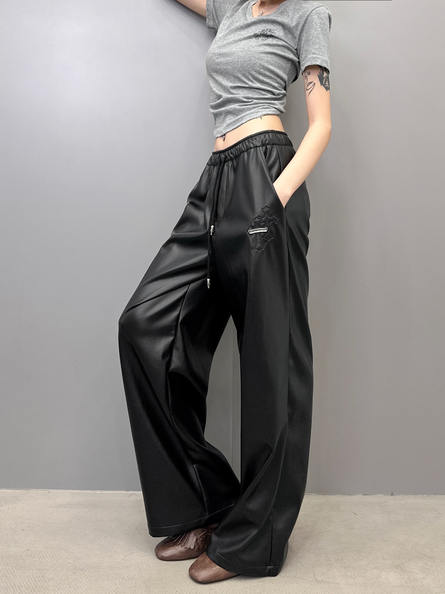 克罗心 ｜ 新款休闲裤，手工车十字标工艺加特殊pu面料，休闲时尚，尺码sml