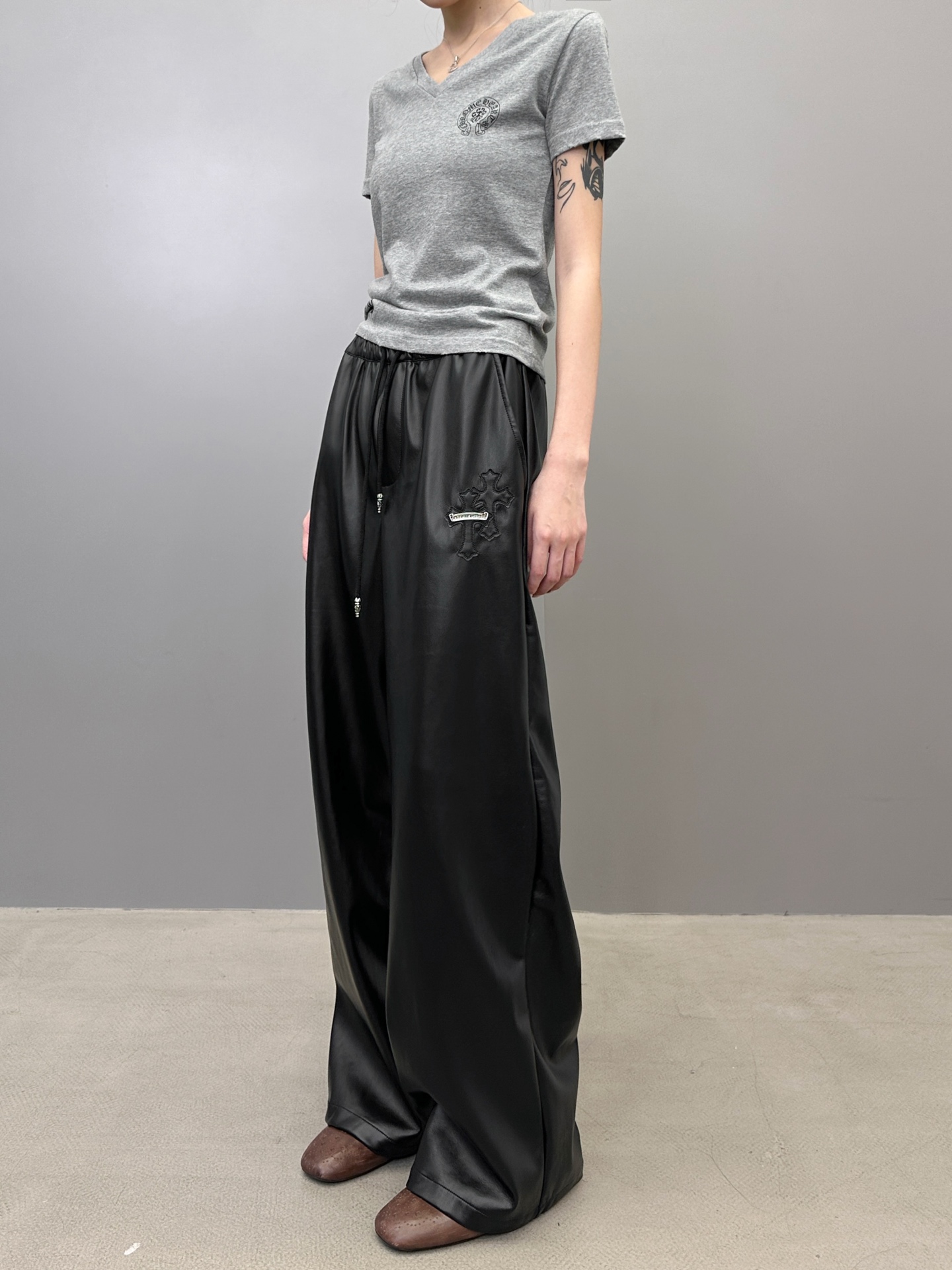 克罗心 ｜ 新款休闲裤，手工车十字标工艺加特殊pu面料，休闲时尚，尺码sml