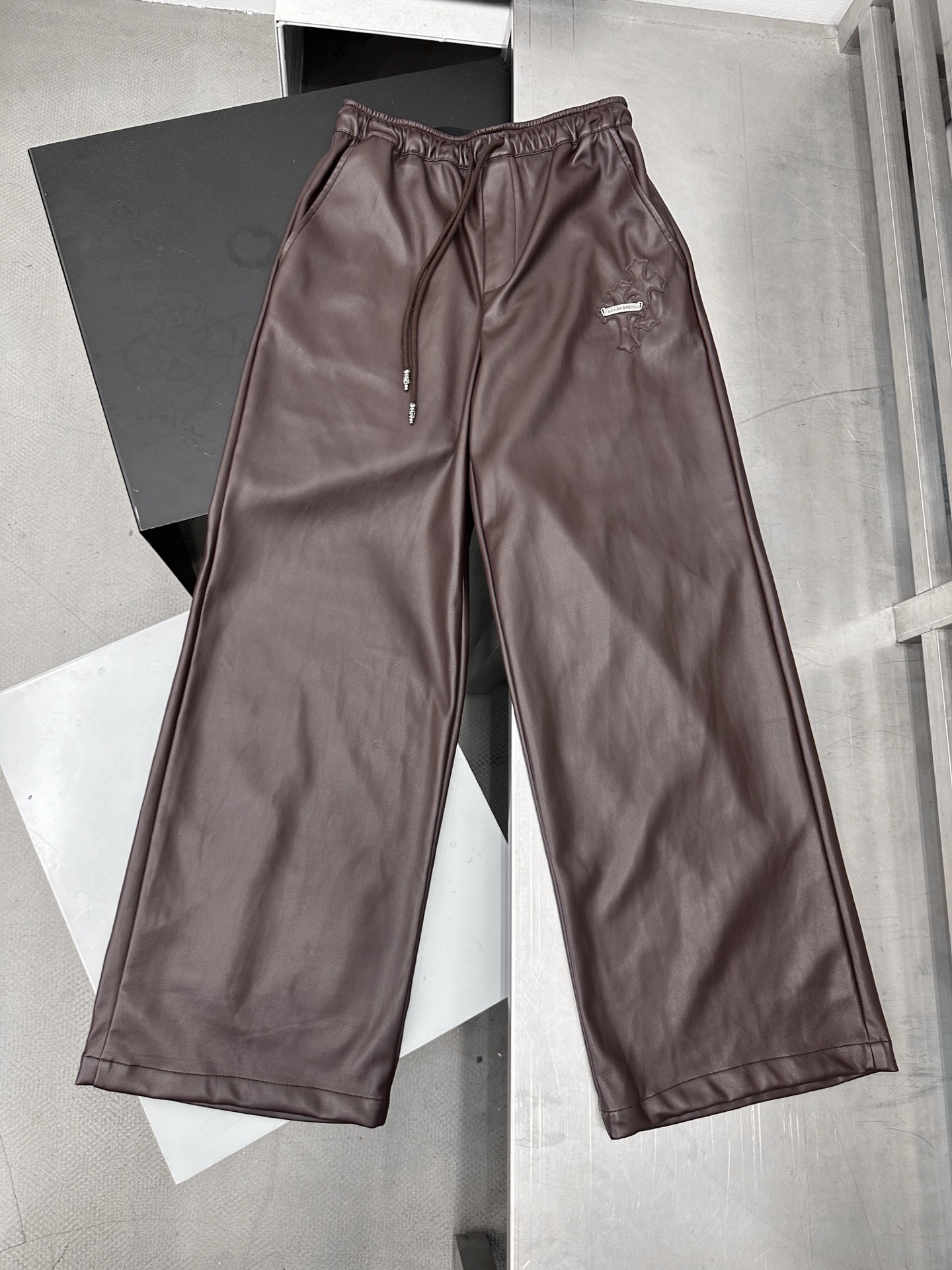 克罗心 ｜ 新款休闲裤，手工车十字标工艺加特殊pu面料，休闲时尚，尺码sml