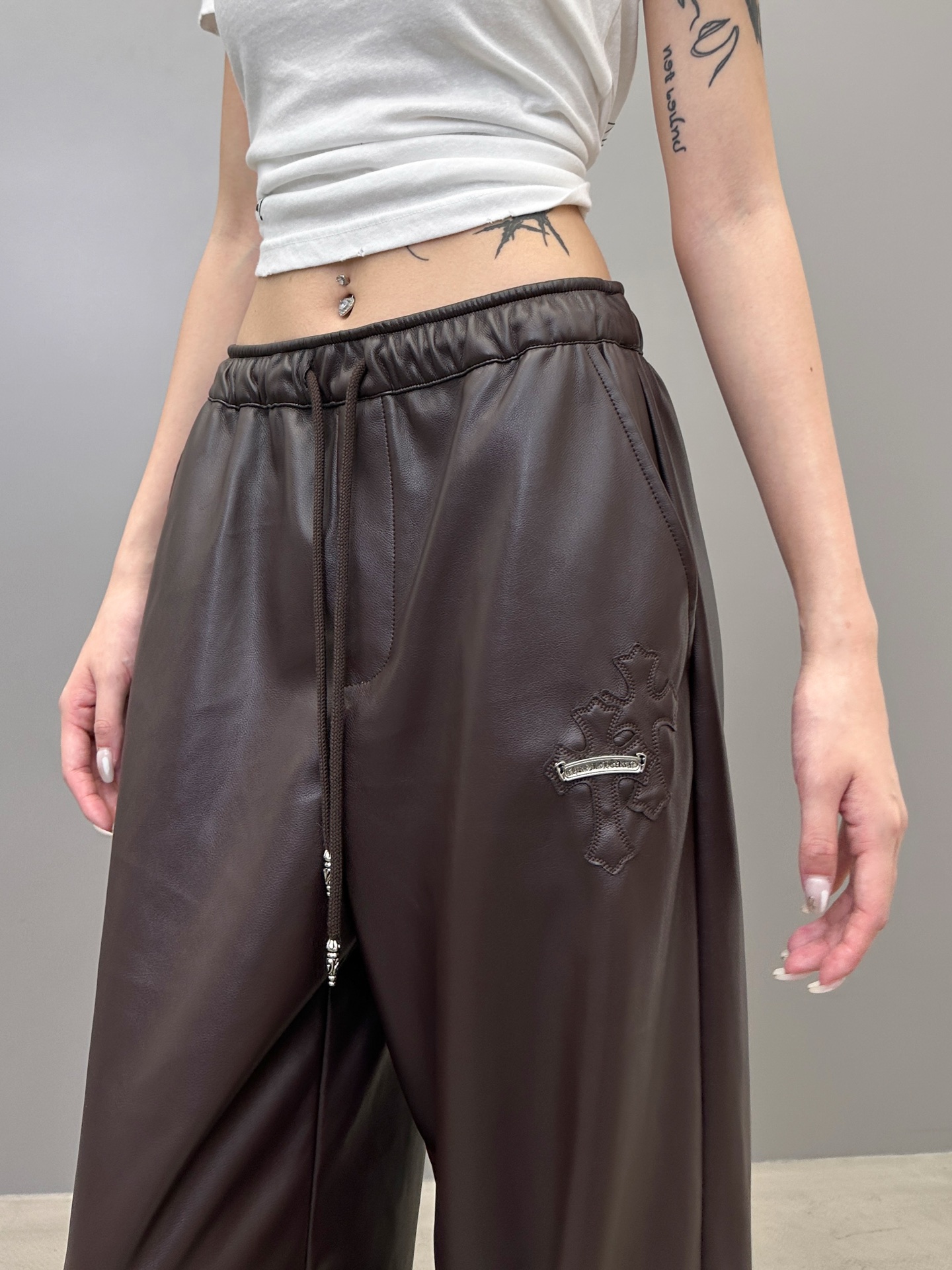 克罗心 ｜ 新款休闲裤，手工车十字标工艺加特殊pu面料，休闲时尚，尺码sml