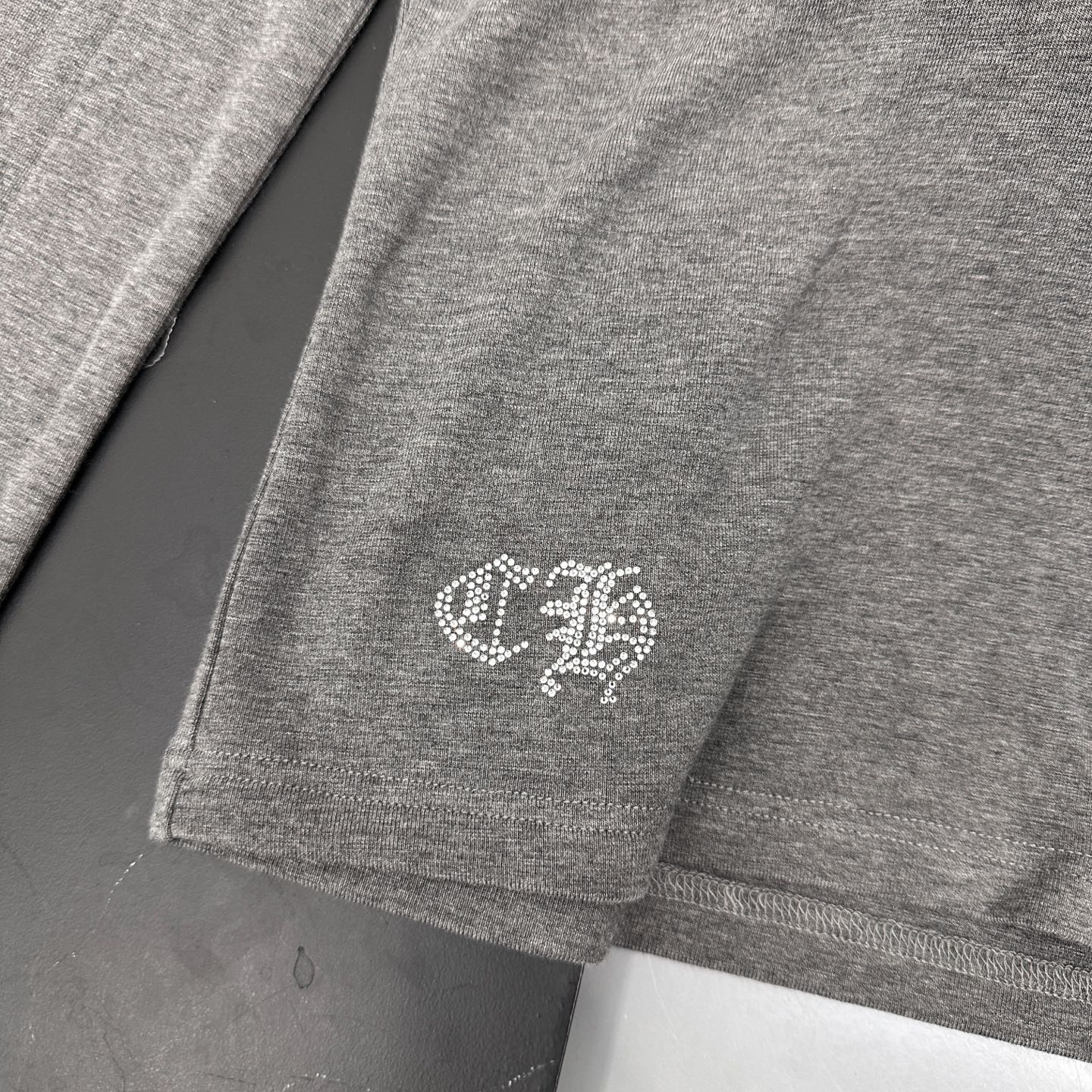 克罗心 ｜ 新款长袖打底，经典五金扣子搭配羊毛混纺面料，烫钻十字标工艺女人味高级感拉满，尺码sml