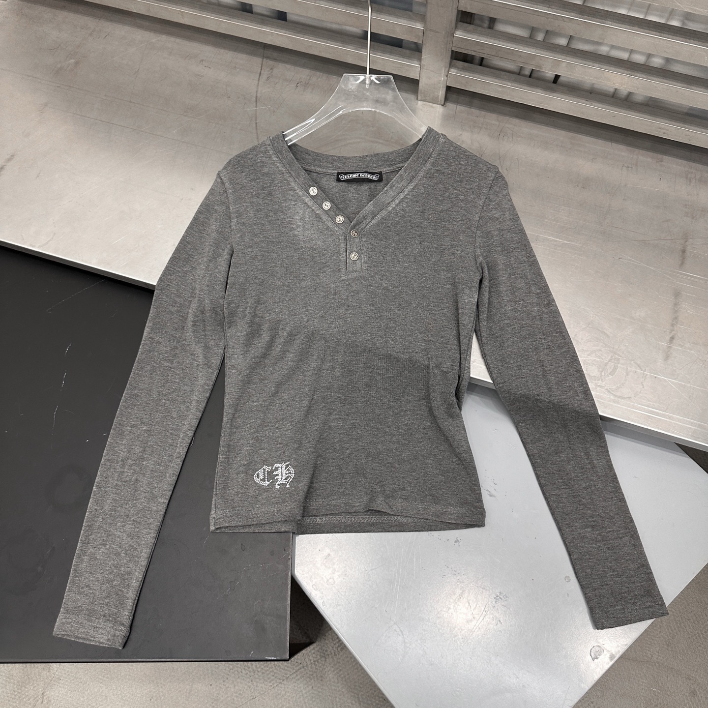 克罗心 ｜ 新款长袖打底，经典五金扣子搭配羊毛混纺面料，烫钻十字标工艺女人味高级感拉满，尺码sml