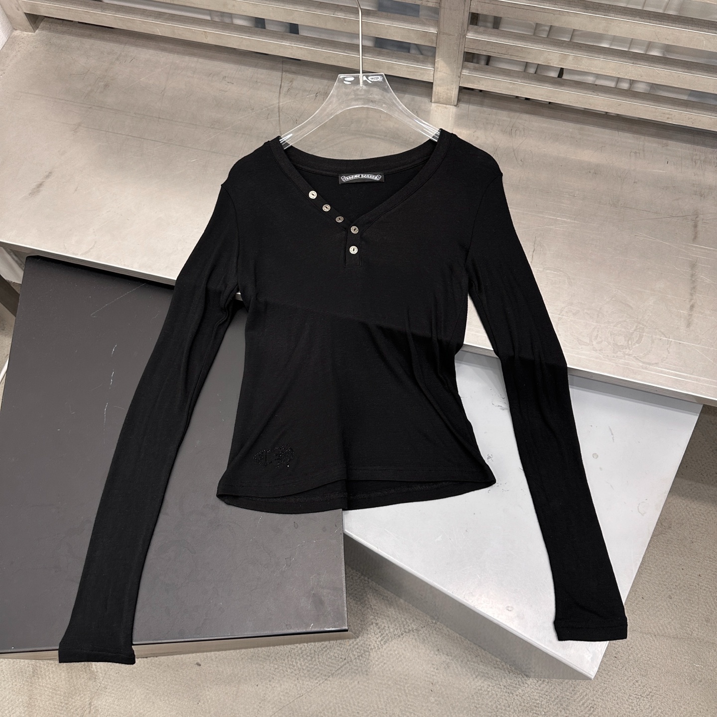 克罗心 ｜ 新款长袖打底，经典五金扣子搭配羊毛混纺面料，烫钻十字标工艺女人味高级感拉满，尺码sml