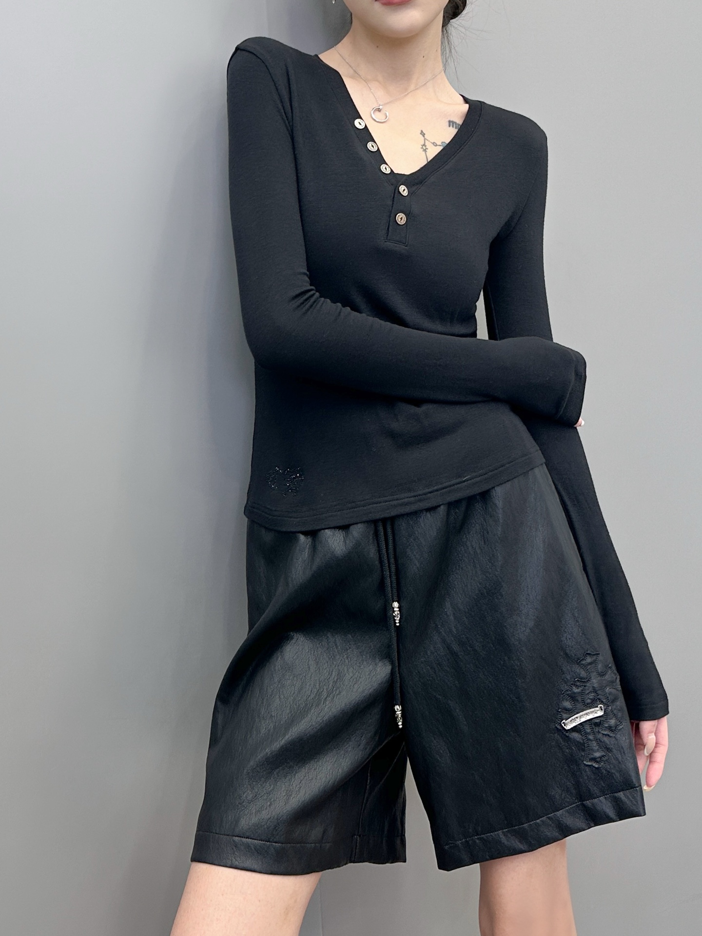 克罗心 ｜ 新款长袖打底，经典五金扣子搭配羊毛混纺面料，烫钻十字标工艺女人味高级感拉满，尺码sml