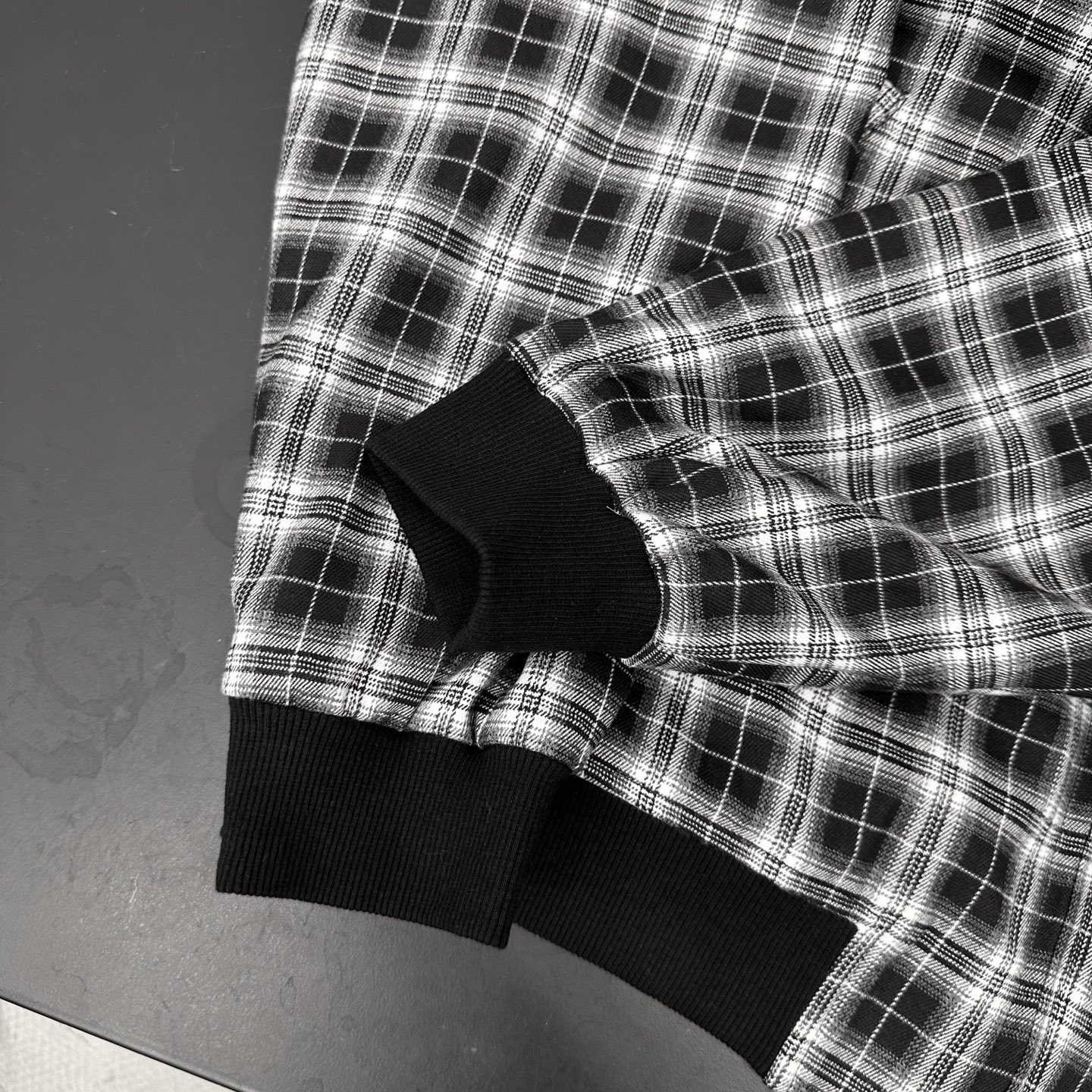 巴黎 ｜ 新款格子外套，经典刺绣标，原版格子面料加人丝提花里布，休闲时尚男女同款，尺码sml