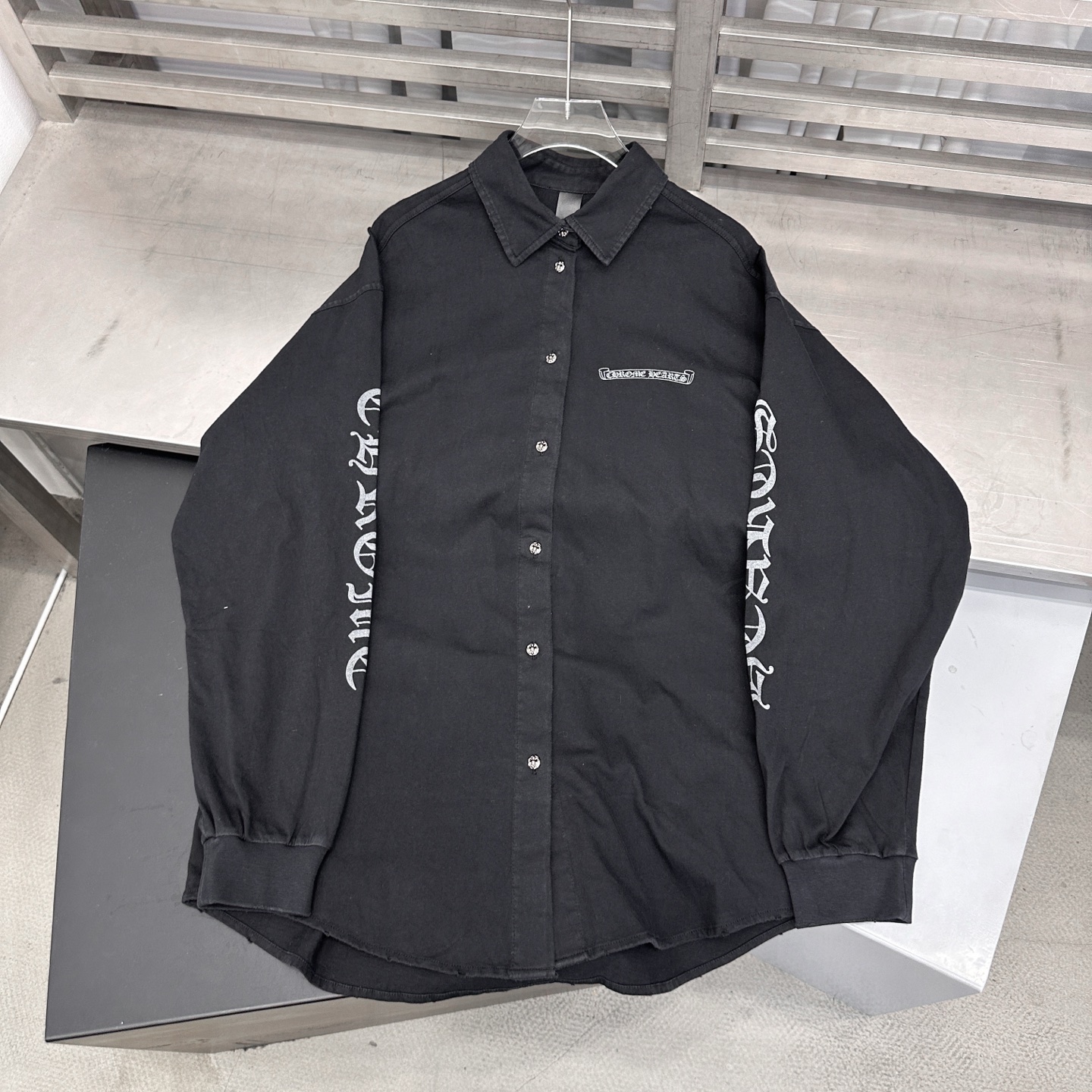 克罗心 ｜ 新款衬衣，成衣洗水喷色吊磨加5处印花工艺，男女同款，100%棉，尺码sml