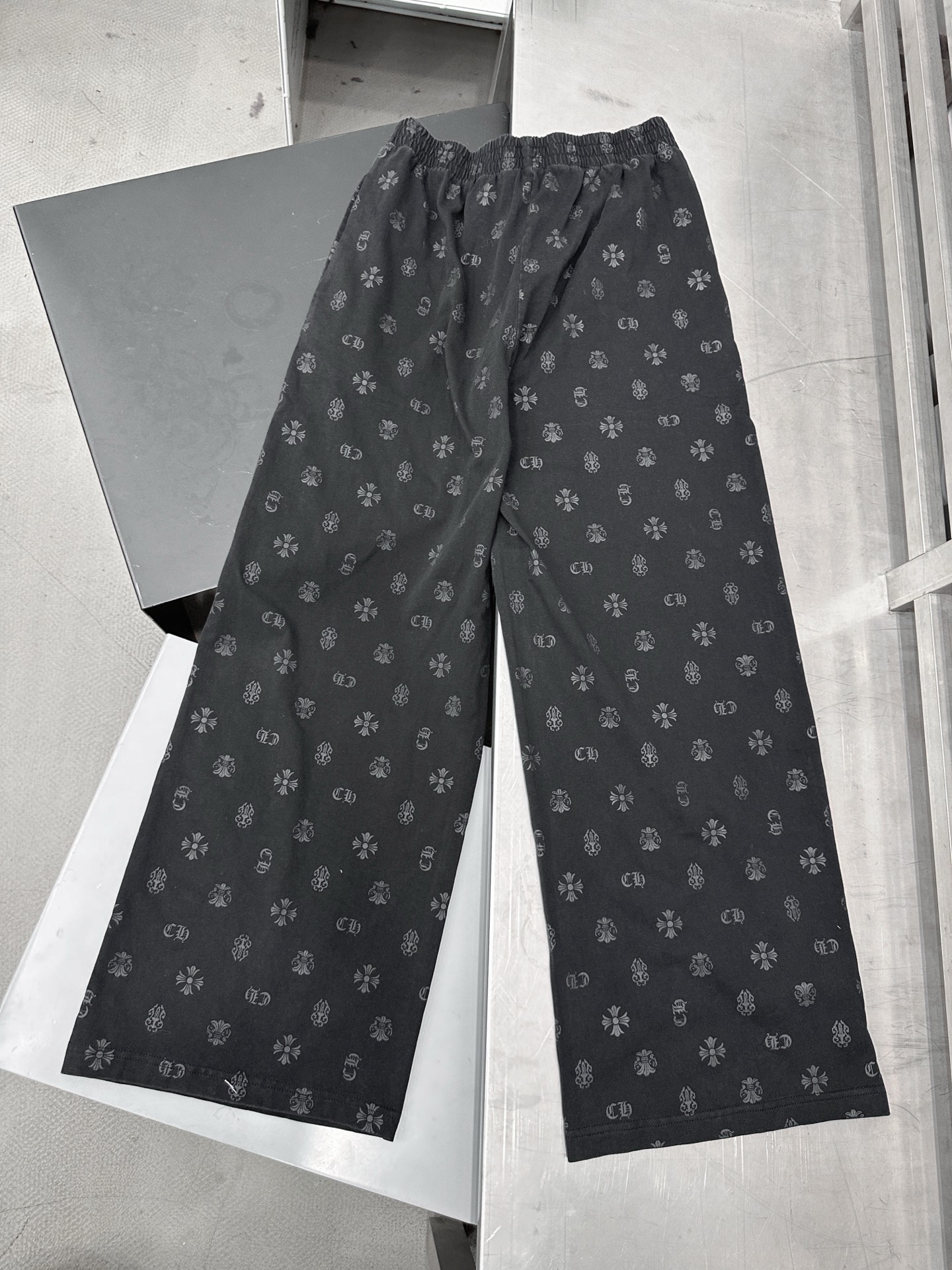 🆕克罗心 ｜ 新款休闲卫裤，成衣洗水炒色坯布印花工艺，男女同款，尺码sml