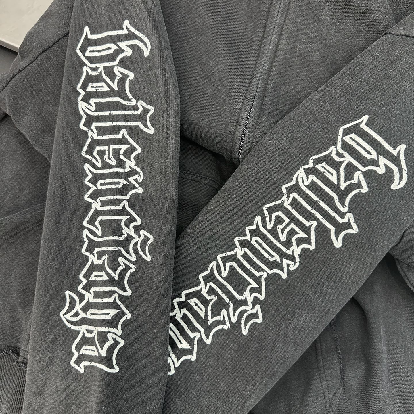 🆕巴黎 ｜ 新款卫衣，成衣洗水炒色吊磨印花工艺加反做修剪毛边，男女同款，尺码sml