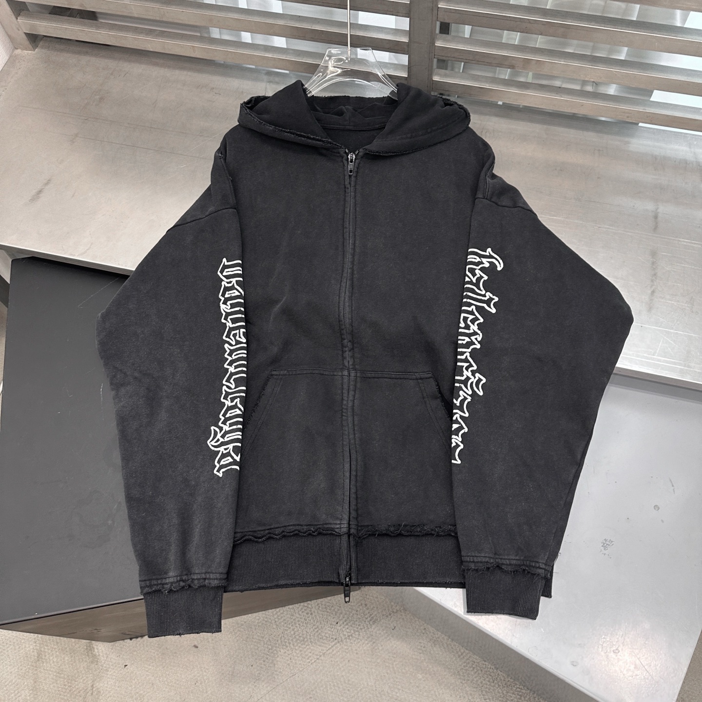 🆕巴黎 ｜ 新款卫衣，成衣洗水炒色吊磨印花工艺加反做修剪毛边，男女同款，尺码sml