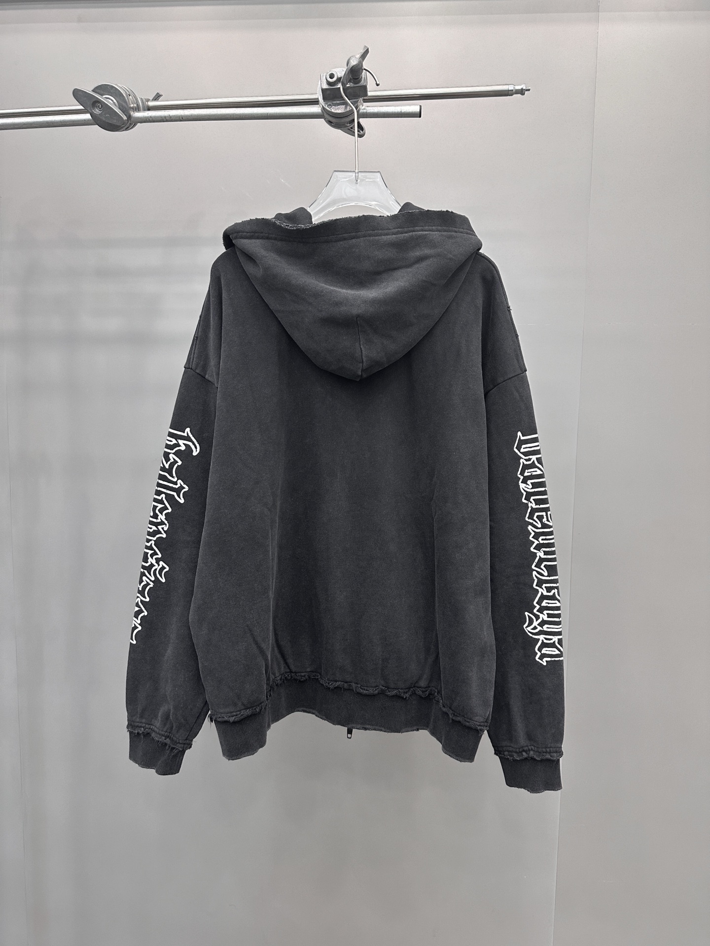 🆕巴黎 ｜ 新款卫衣，成衣洗水炒色吊磨印花工艺加反做修剪毛边，男女同款，尺码sml