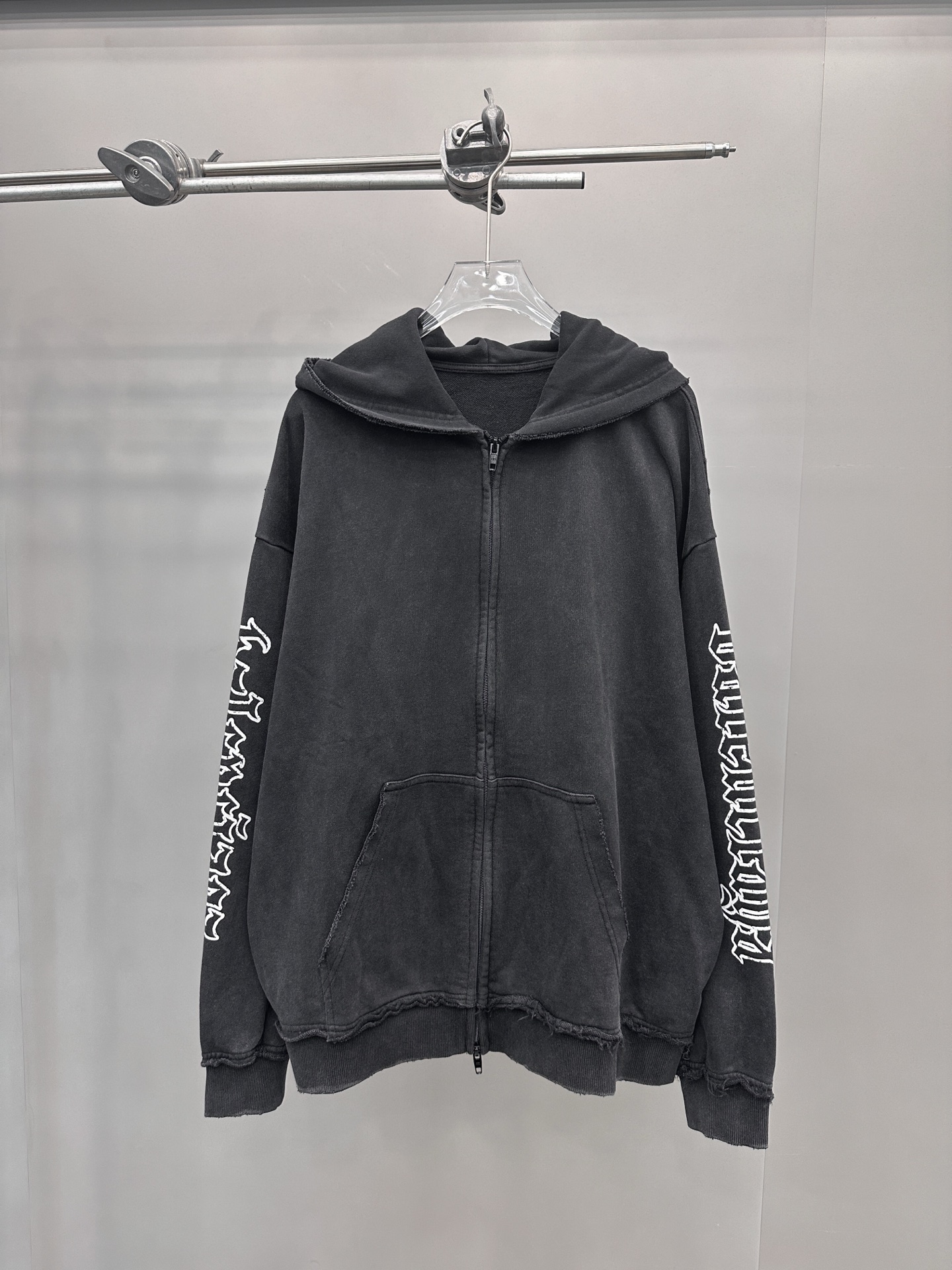 🆕巴黎 ｜ 新款卫衣，成衣洗水炒色吊磨印花工艺加反做修剪毛边，男女同款，尺码sml