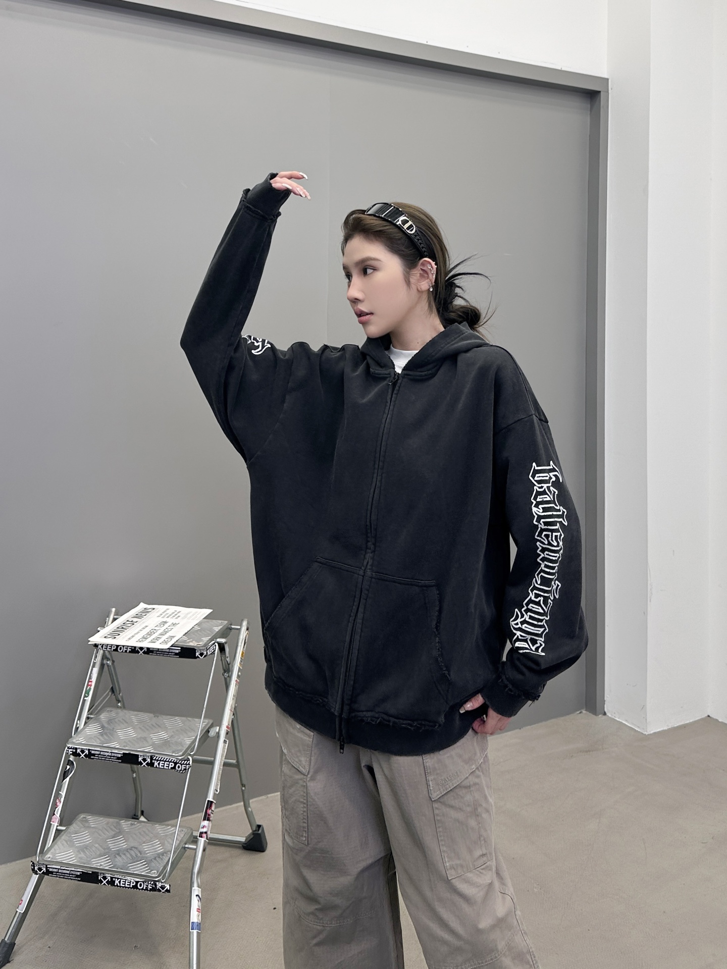 🆕巴黎 ｜ 新款卫衣，成衣洗水炒色吊磨印花工艺加反做修剪毛边，男女同款，尺码sml