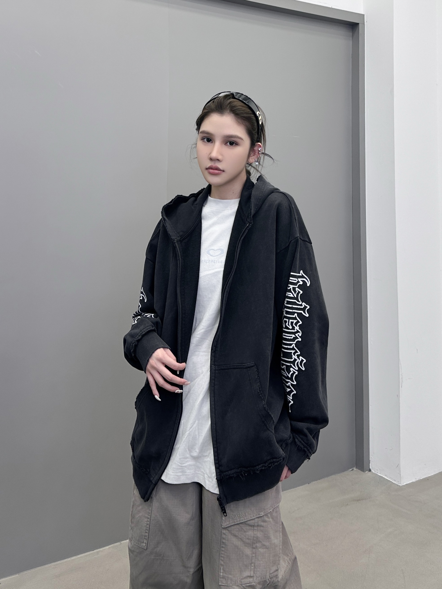 🆕巴黎 ｜ 新款卫衣，成衣洗水炒色吊磨印花工艺加反做修剪毛边，男女同款，尺码sml