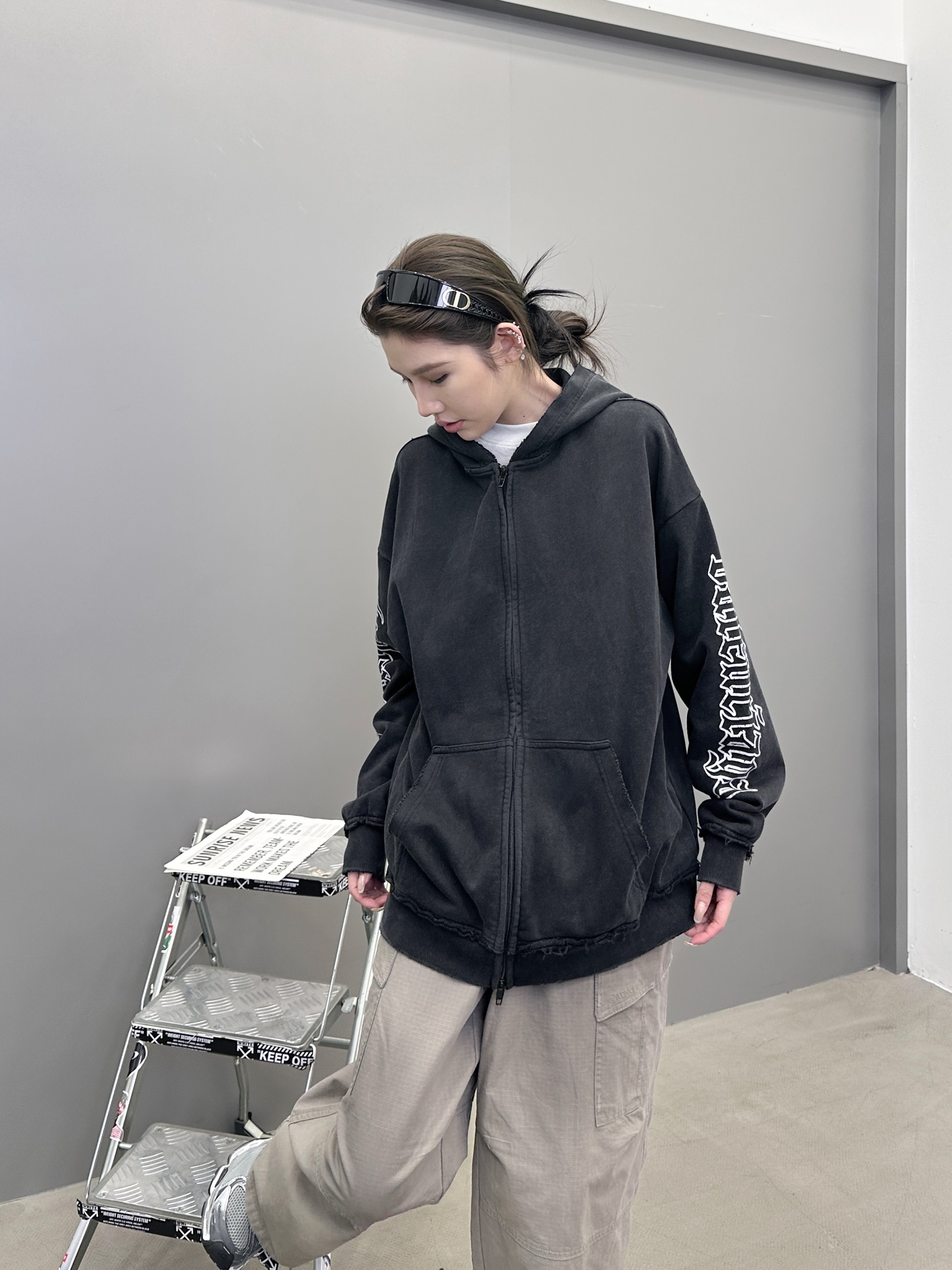 🆕巴黎 ｜ 新款卫衣，成衣洗水炒色吊磨印花工艺加反做修剪毛边，男女同款，尺码sml