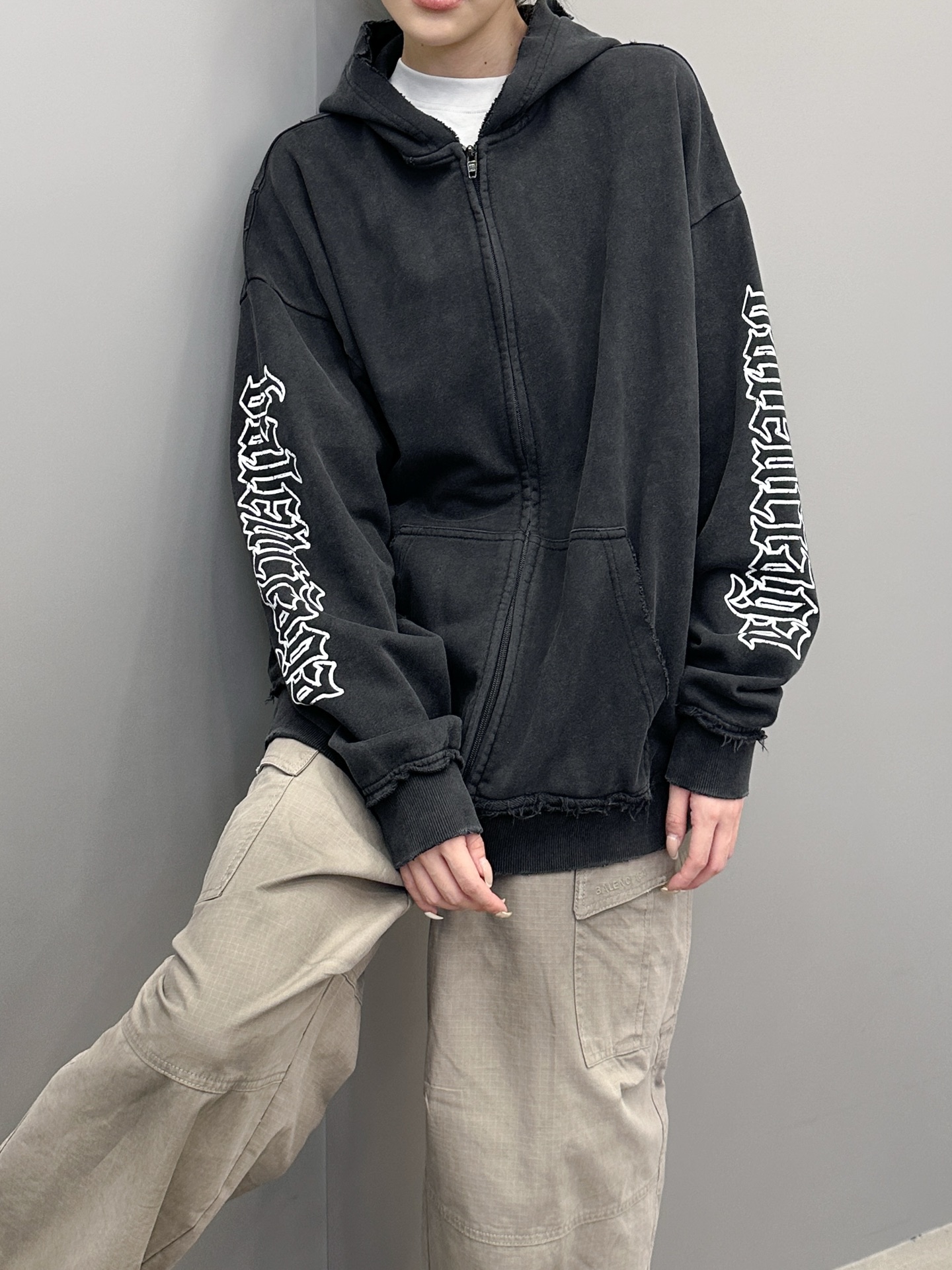 🆕巴黎 ｜ 新款卫衣，成衣洗水炒色吊磨印花工艺加反做修剪毛边，男女同款，尺码sml