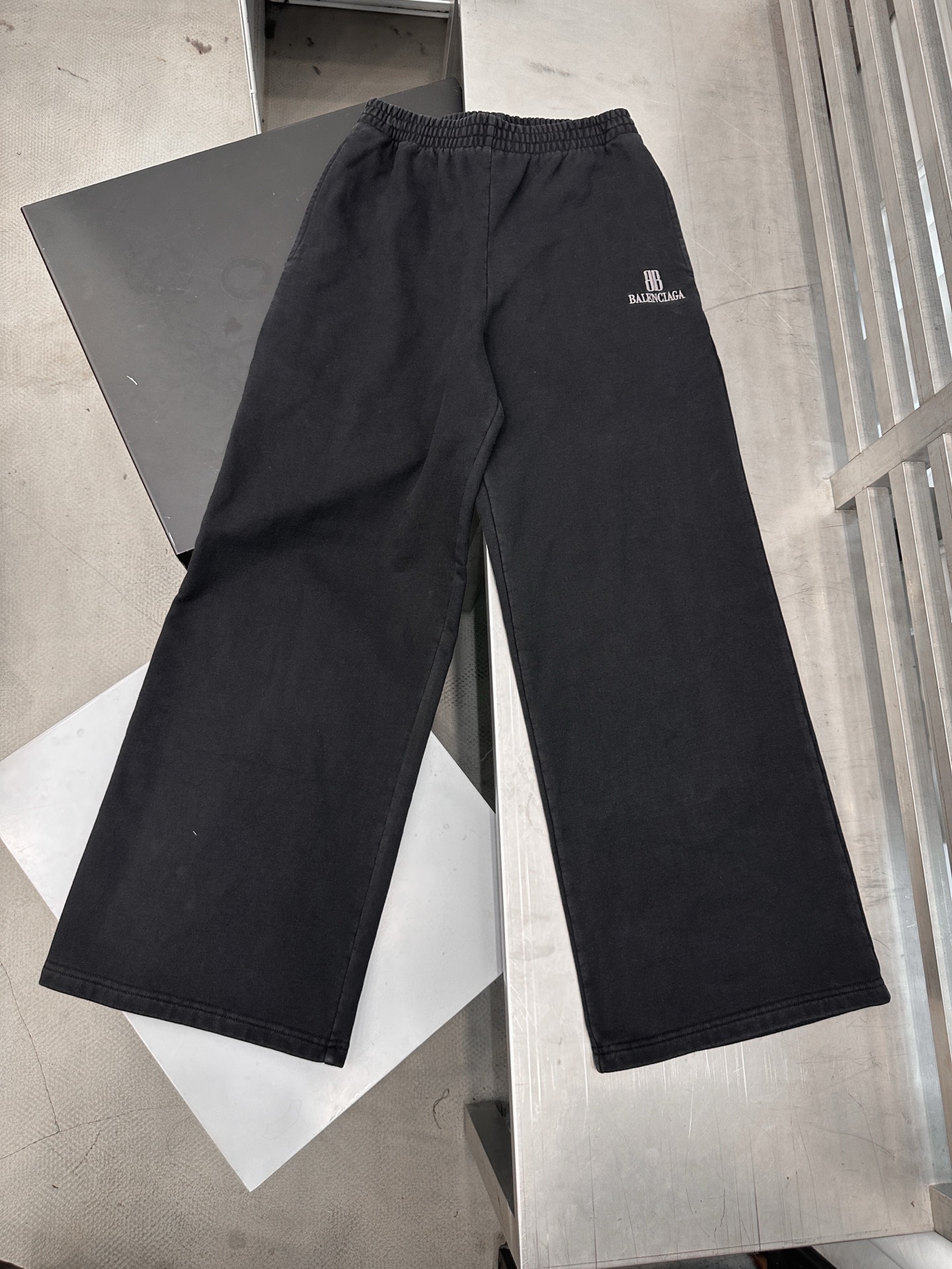 🆕巴黎 ｜ 新款卫裤，成衣洗水炒色工艺加经典刺绣标，男女同款，尺码sml