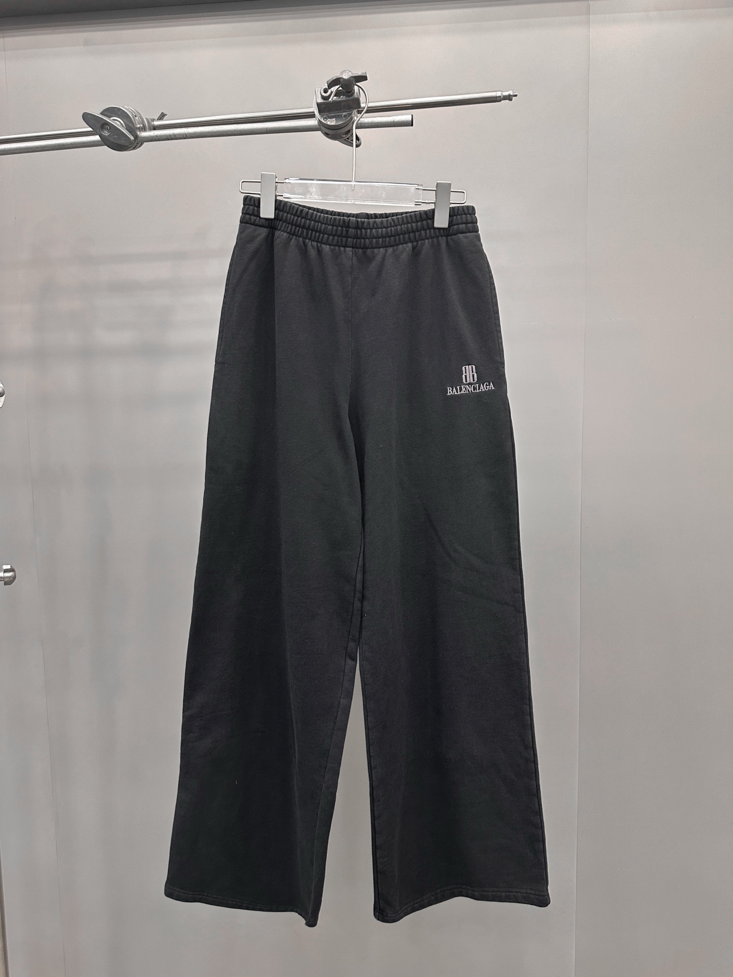 🆕巴黎 ｜ 新款卫裤，成衣洗水炒色工艺加经典刺绣标，男女同款，尺码sml