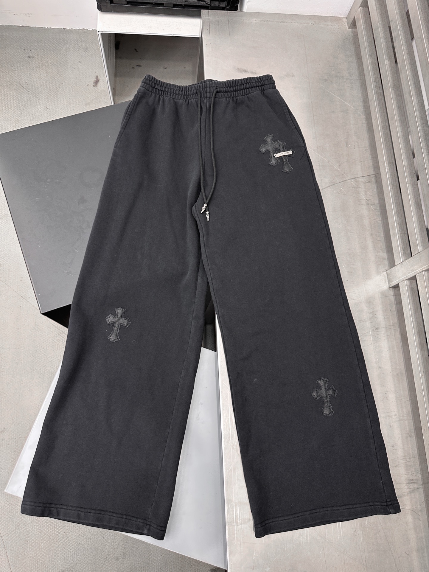 🆕克罗心 ｜ 新款休闲卫裤，成衣洗水炒色加手工车十字标工艺，男女同款，尺码sml