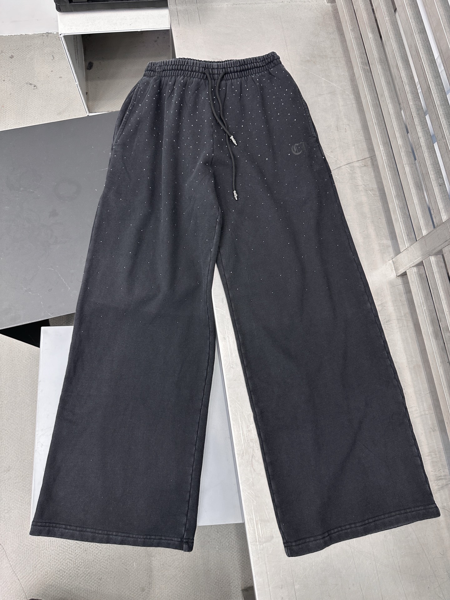 🆕克罗心 ｜ 新款卫裤，成衣洗水炒色加经典印花标，成衣烫钻工艺，尺码sml