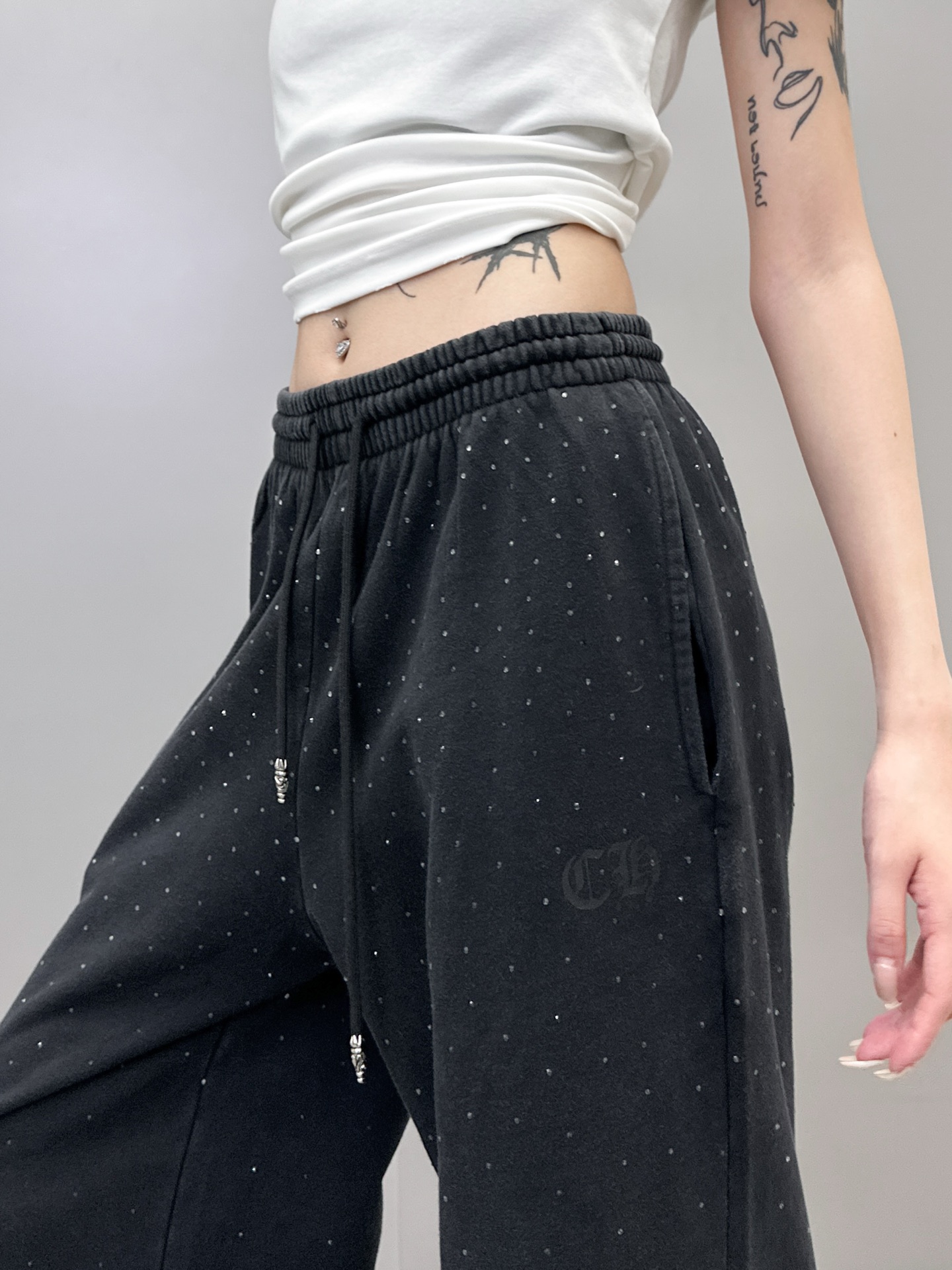 🆕克罗心 ｜ 新款卫裤，成衣洗水炒色加经典印花标，成衣烫钻工艺，尺码sml