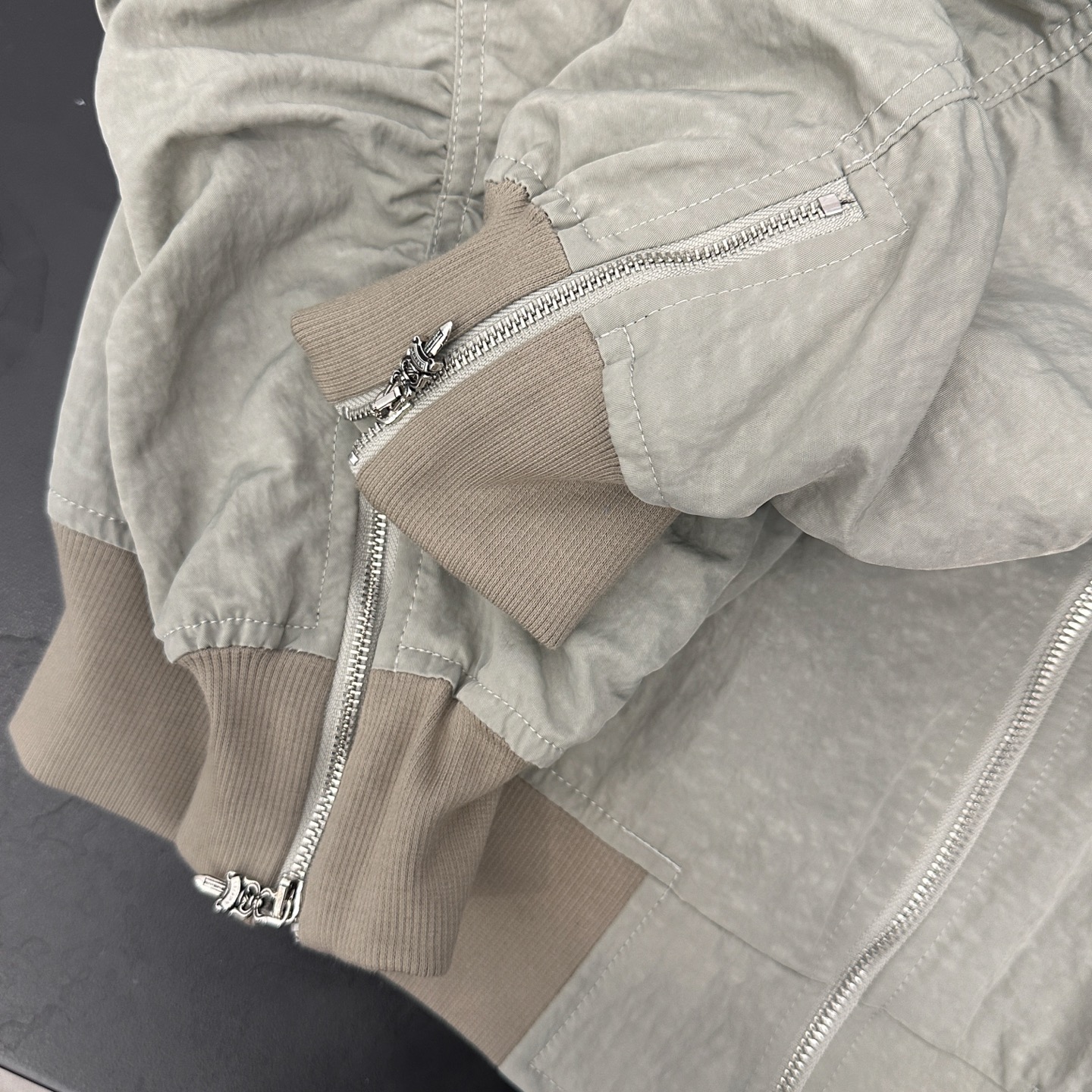 🆕克罗心 ｜ 新款夹克外套，成衣洗水加手工刺绣十字标加金线平绣工艺，针梭织拼接做工，品牌提花里布面料，男