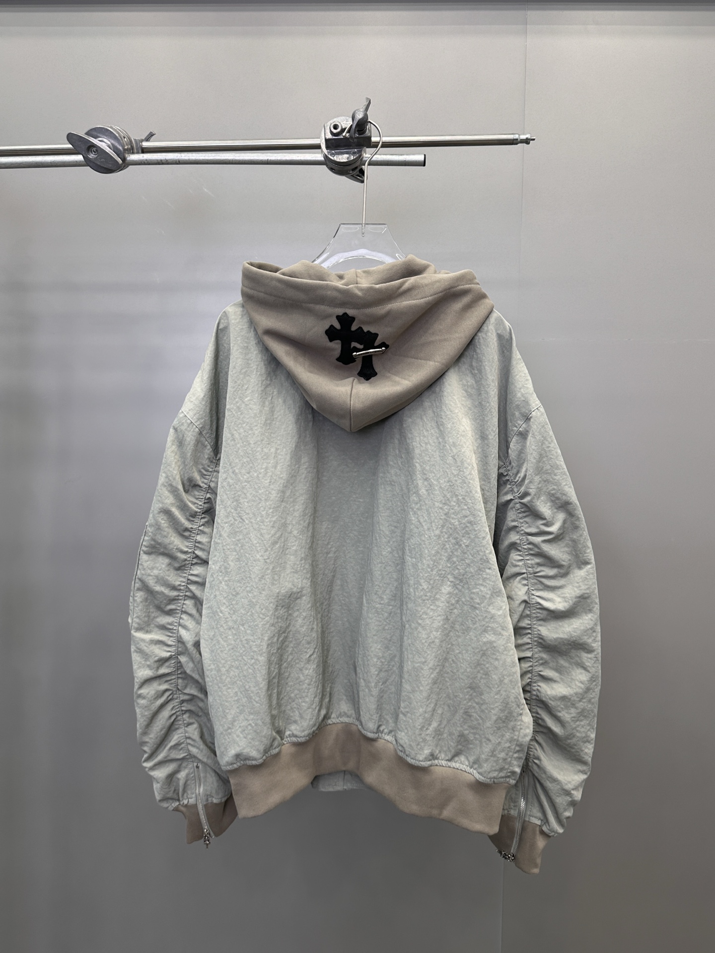 🆕克罗心 ｜ 新款夹克外套，成衣洗水加手工刺绣十字标加金线平绣工艺，针梭织拼接做工，品牌提花里布面料，男