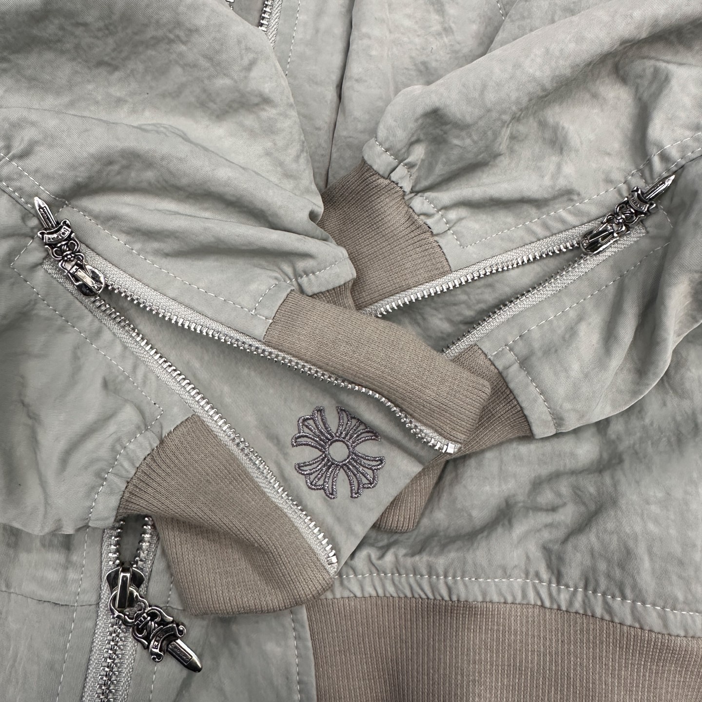 🆕克罗心 ｜ 新款夹克外套，成衣洗水加手工刺绣十字标加金线平绣工艺，针梭织拼接做工，品牌提花里布面料，男