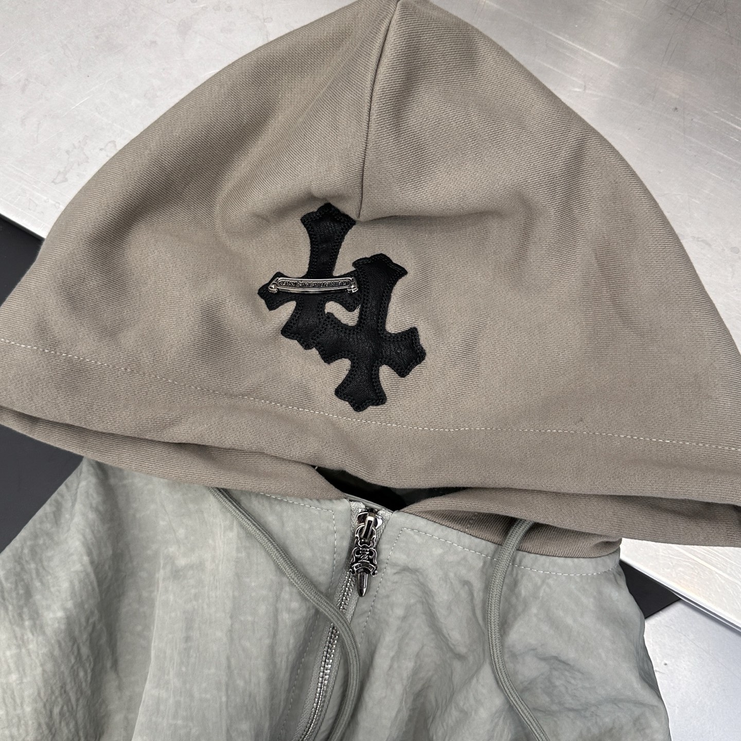 🆕克罗心 ｜ 新款夹克外套，成衣洗水加手工刺绣十字标加金线平绣工艺，针梭织拼接做工，品牌提花里布面料，男