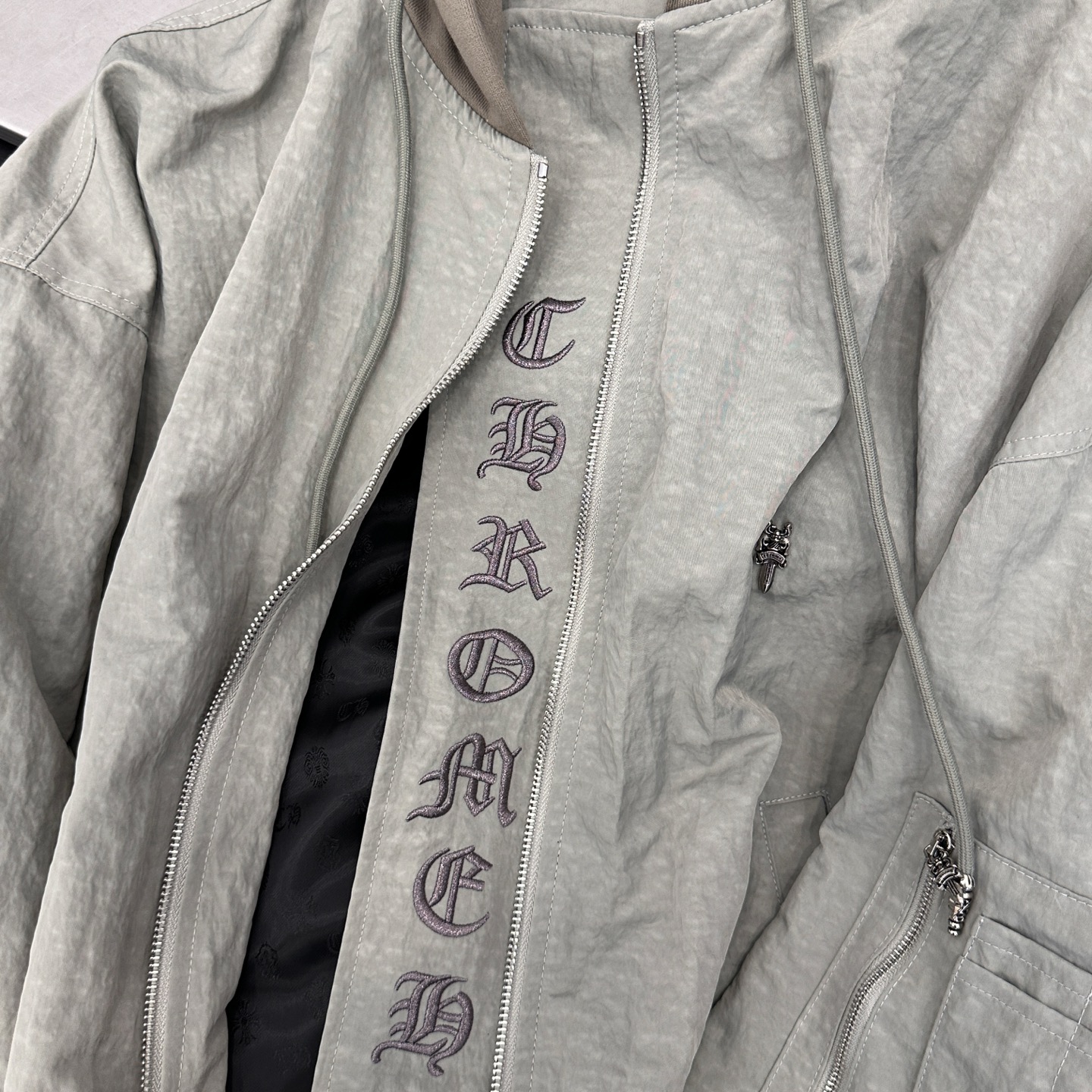 🆕克罗心 ｜ 新款夹克外套，成衣洗水加手工刺绣十字标加金线平绣工艺，针梭织拼接做工，品牌提花里布面料，男