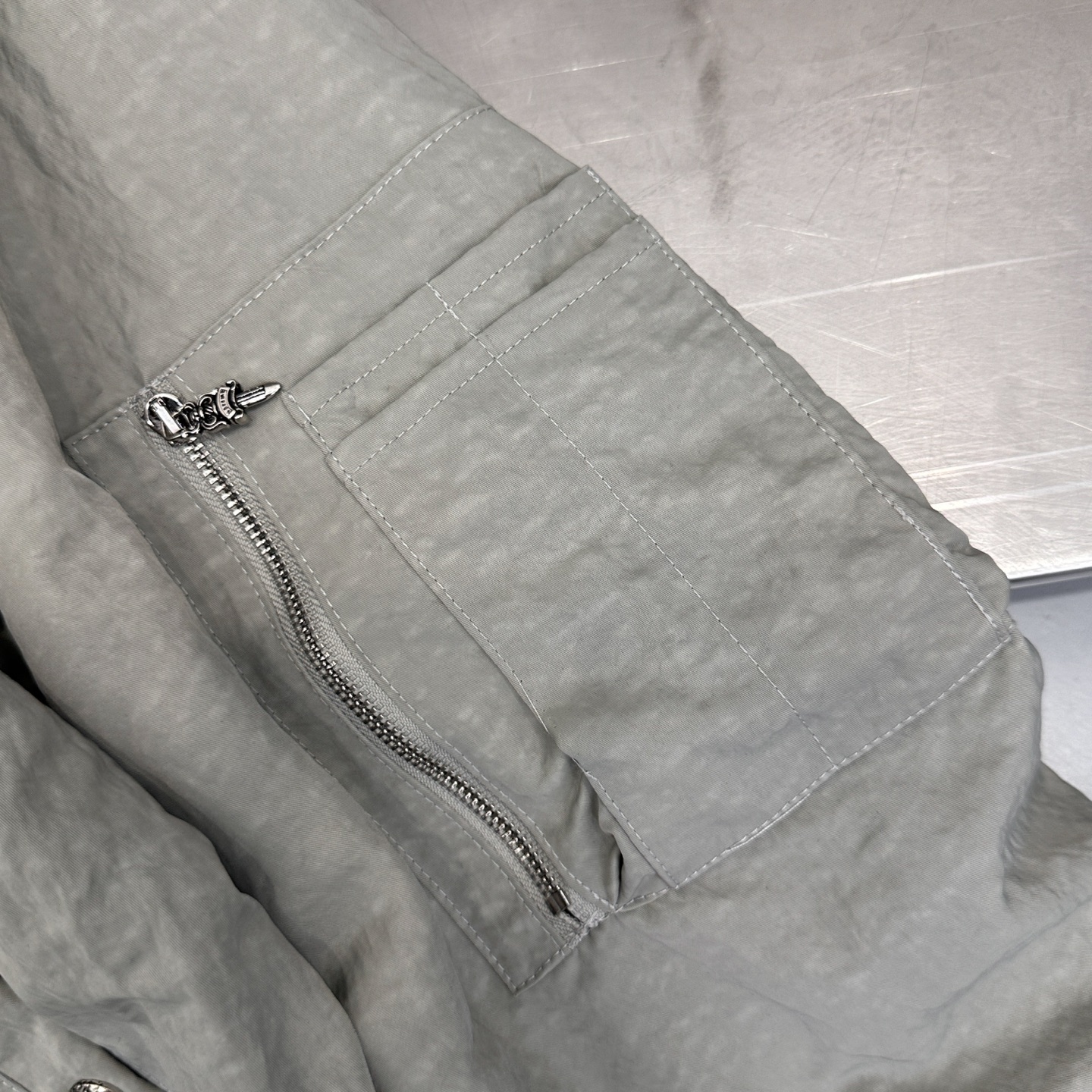 🆕克罗心 ｜ 新款夹克外套，成衣洗水加手工刺绣十字标加金线平绣工艺，针梭织拼接做工，品牌提花里布面料，男