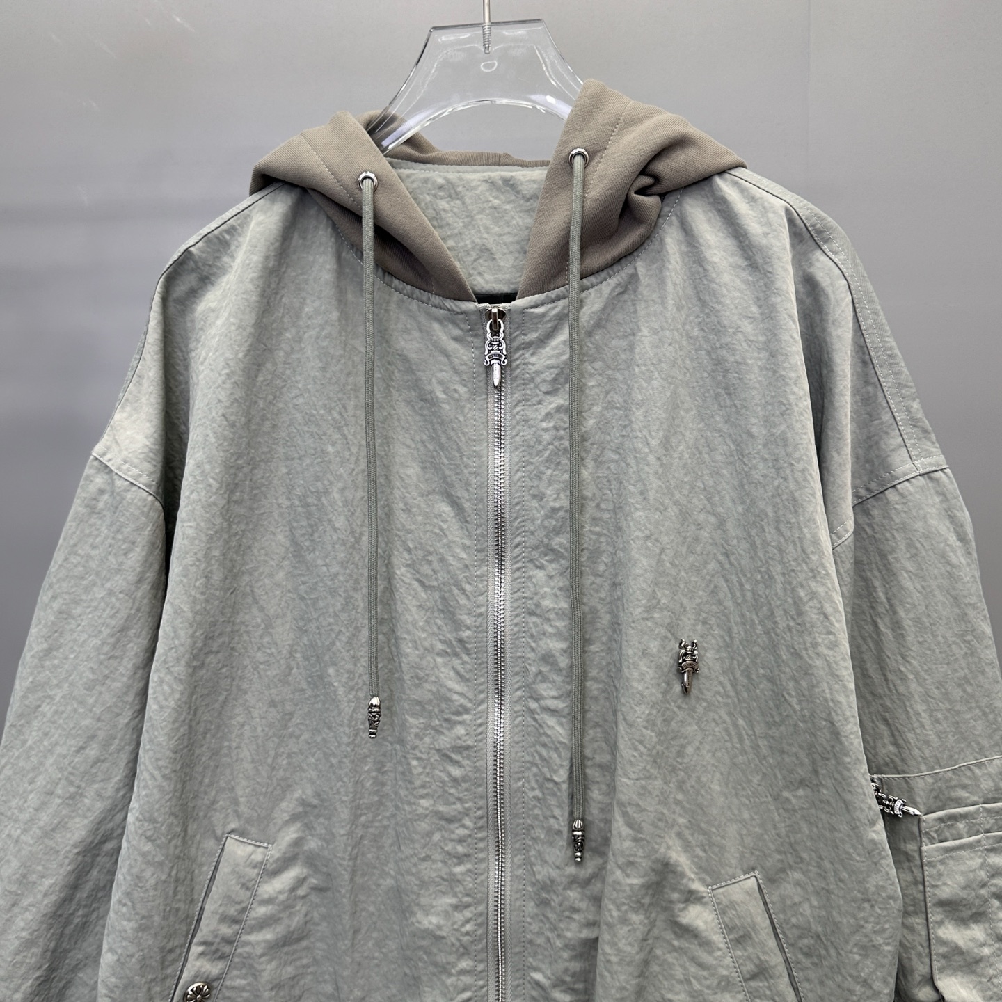 🆕克罗心 ｜ 新款夹克外套，成衣洗水加手工刺绣十字标加金线平绣工艺，针梭织拼接做工，品牌提花里布面料，男