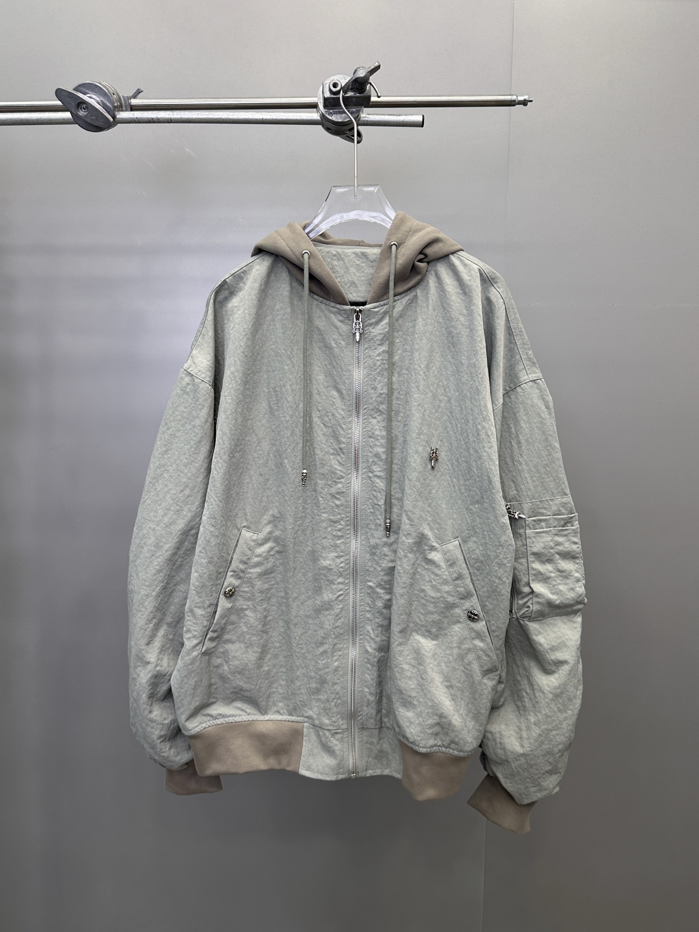 🆕克罗心 ｜ 新款夹克外套，成衣洗水加手工刺绣十字标加金线平绣工艺，针梭织拼接做工，品牌提花里布面料，男