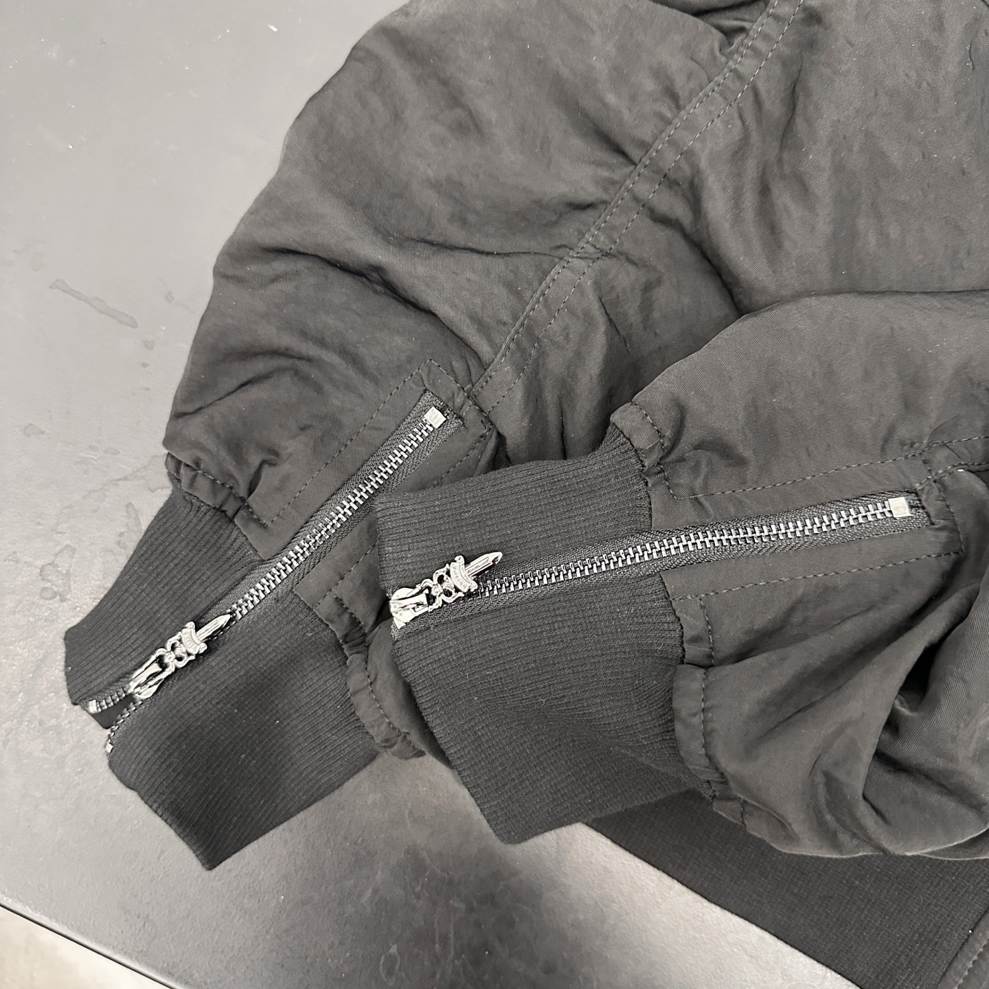 🆕克罗心 ｜ 新款夹克外套，成衣洗水加手工刺绣十字标加金线平绣工艺，针梭织拼接做工，品牌提花里布面料，男